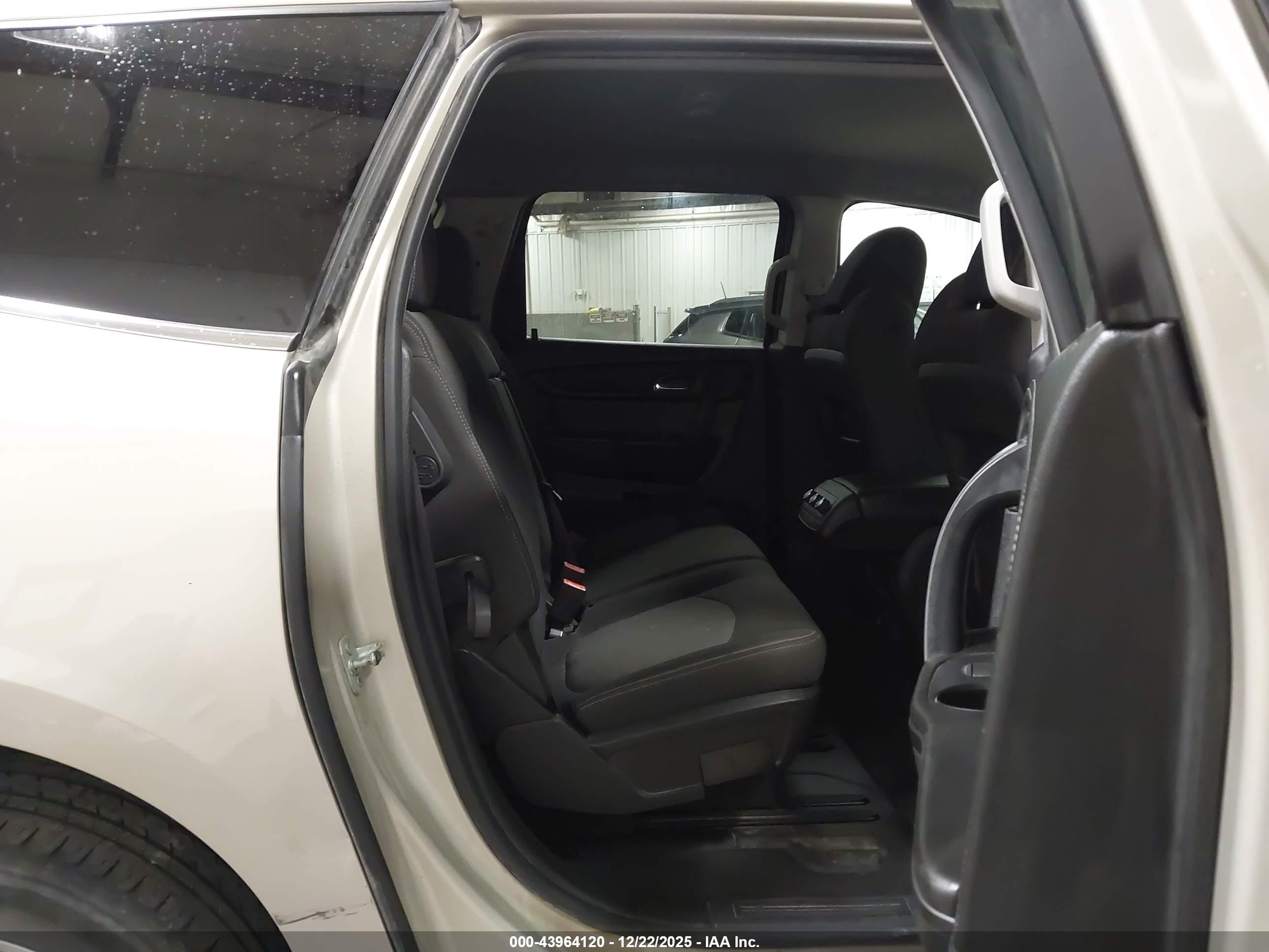 CHEVROLET TRAVERSE image 8