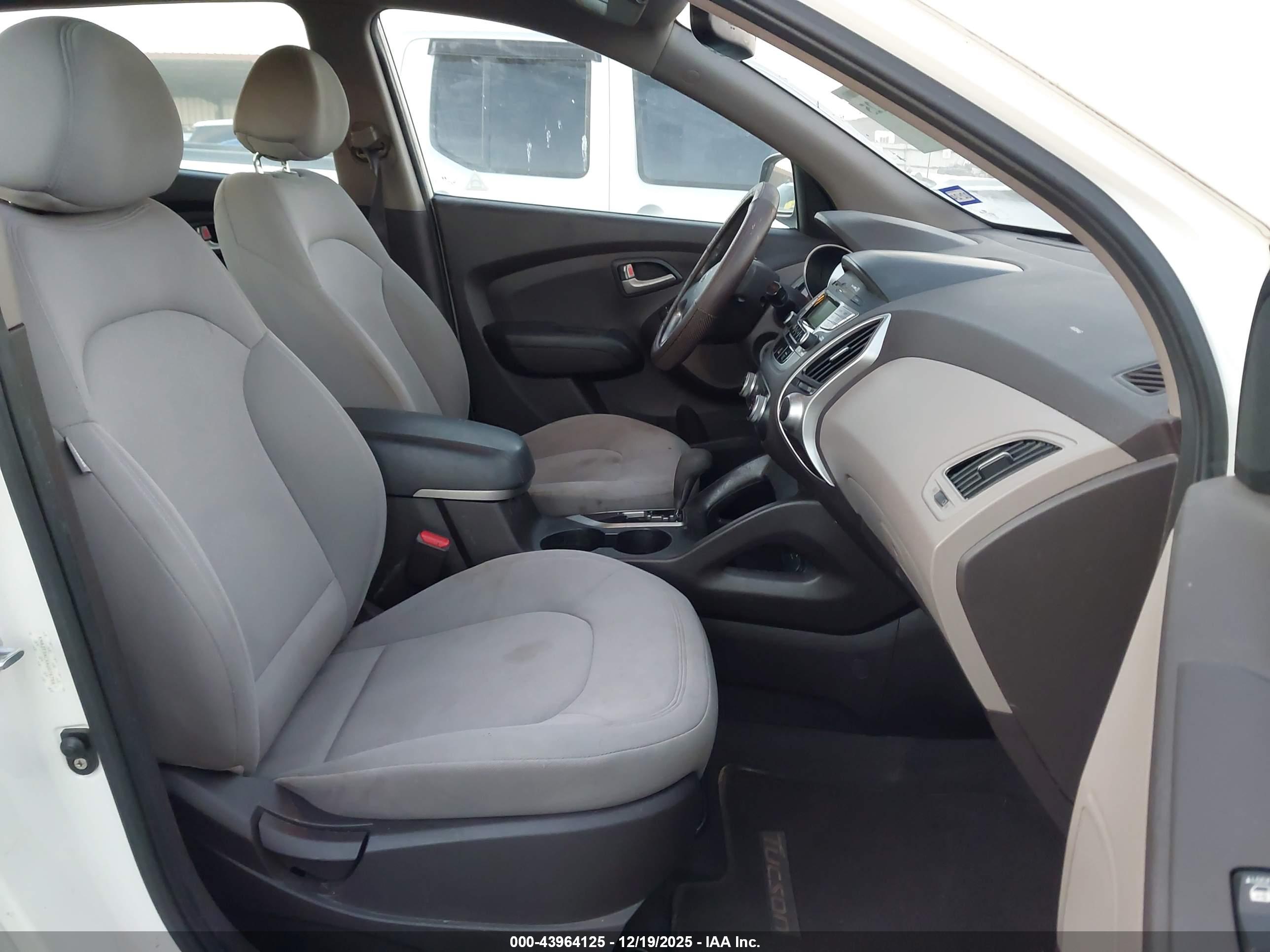 HYUNDAI TUCSON image 5