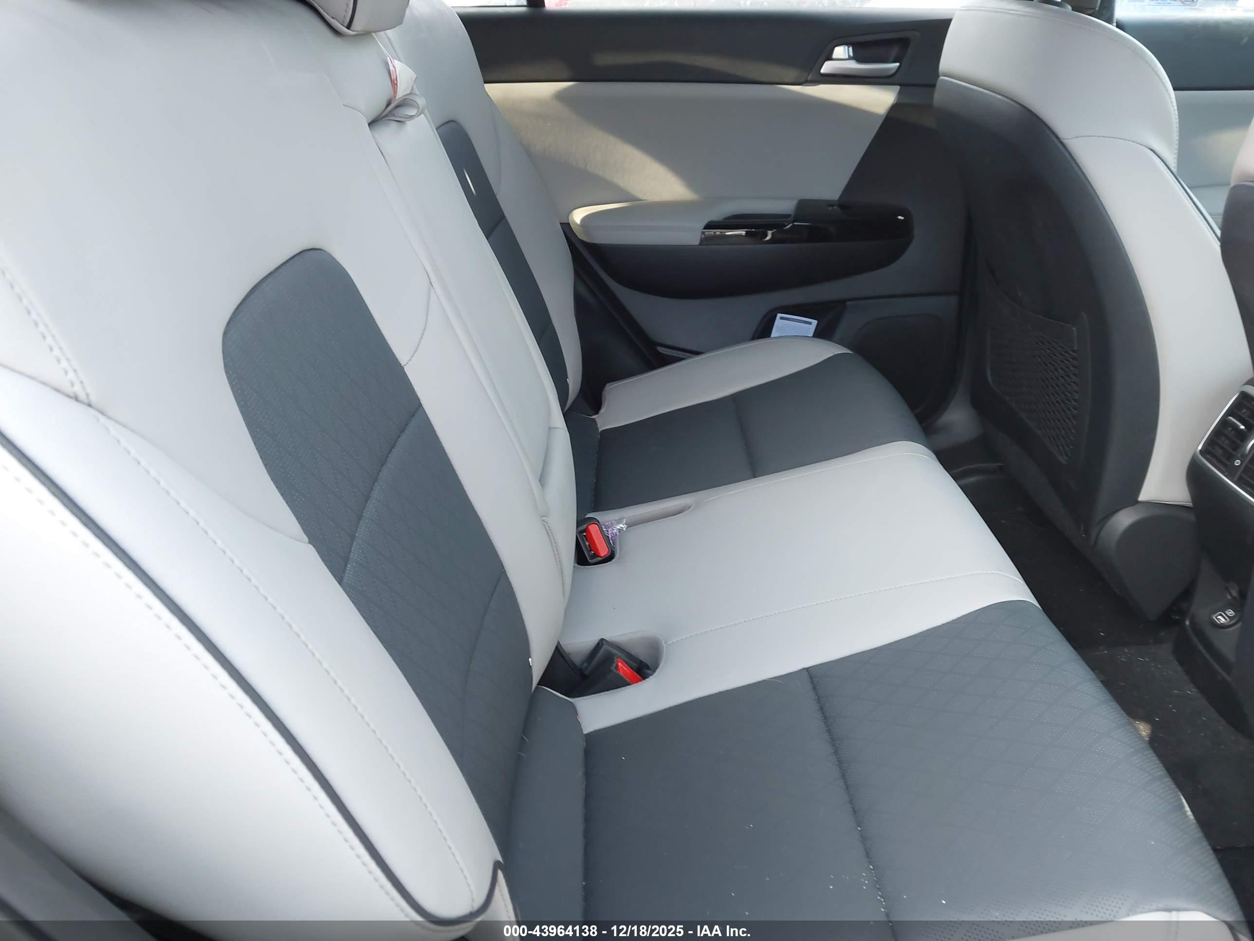 KIA SPORTAGE image 8