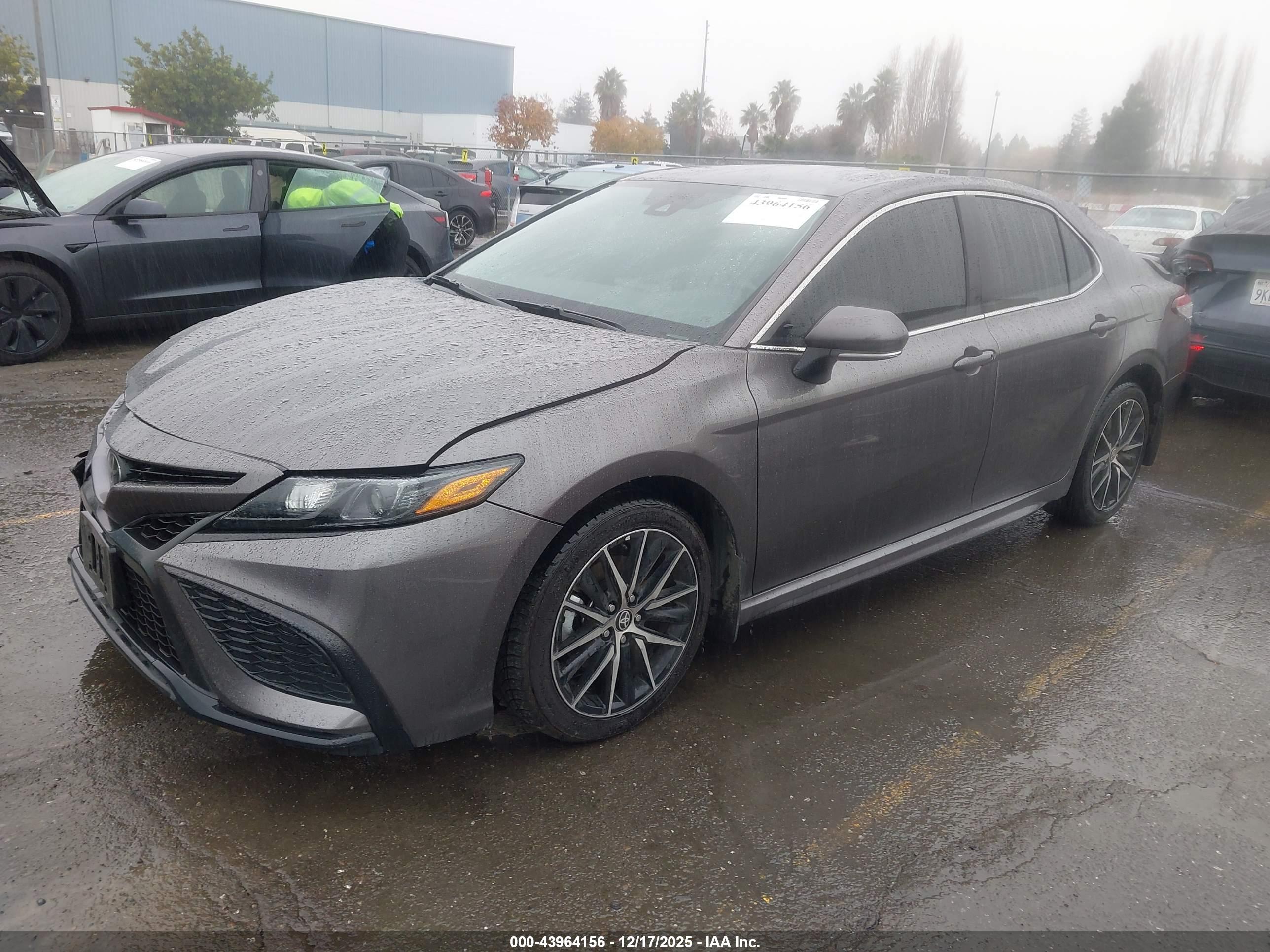 TOYOTA CAMRY image 2