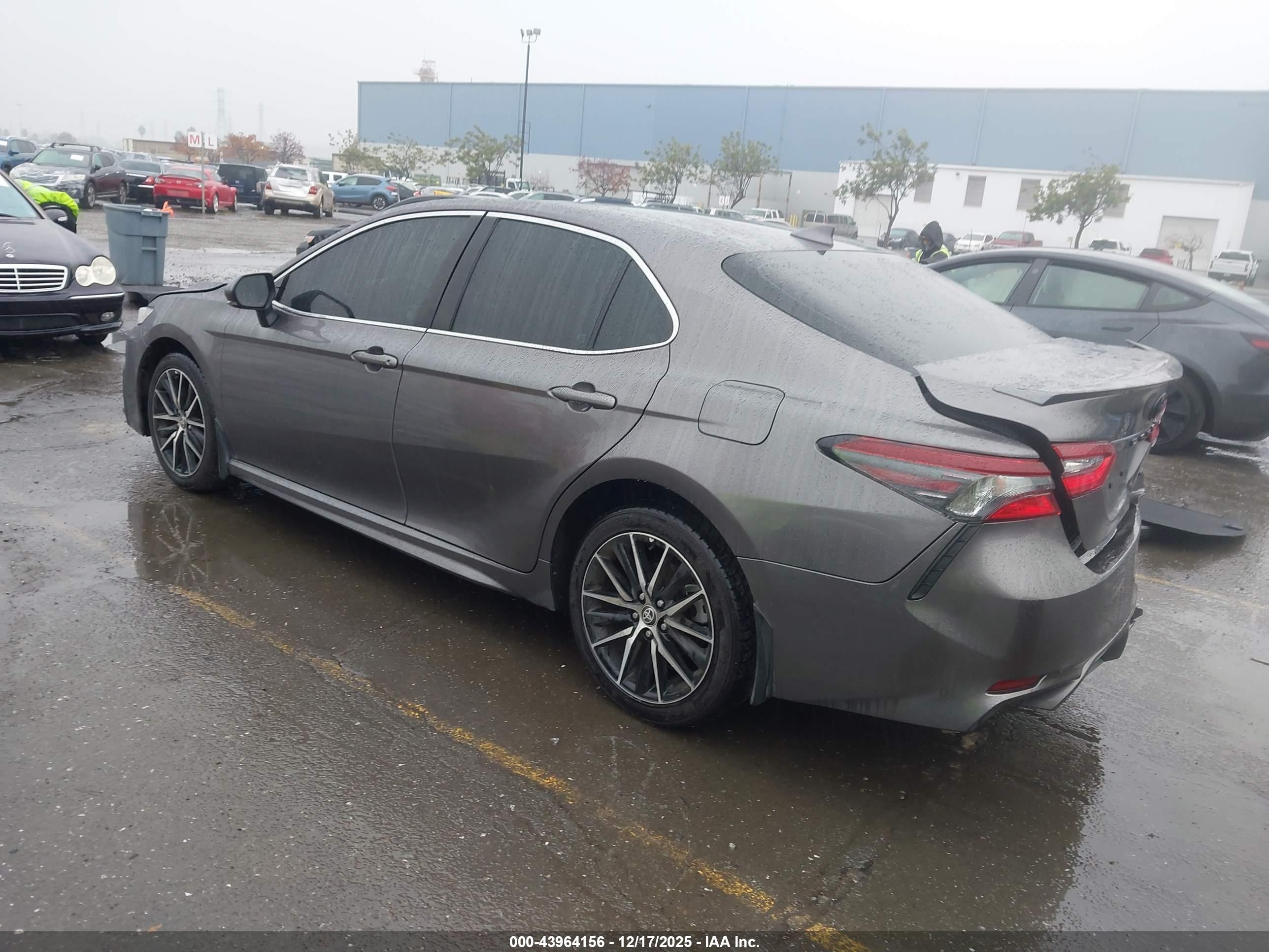 TOYOTA CAMRY image 3