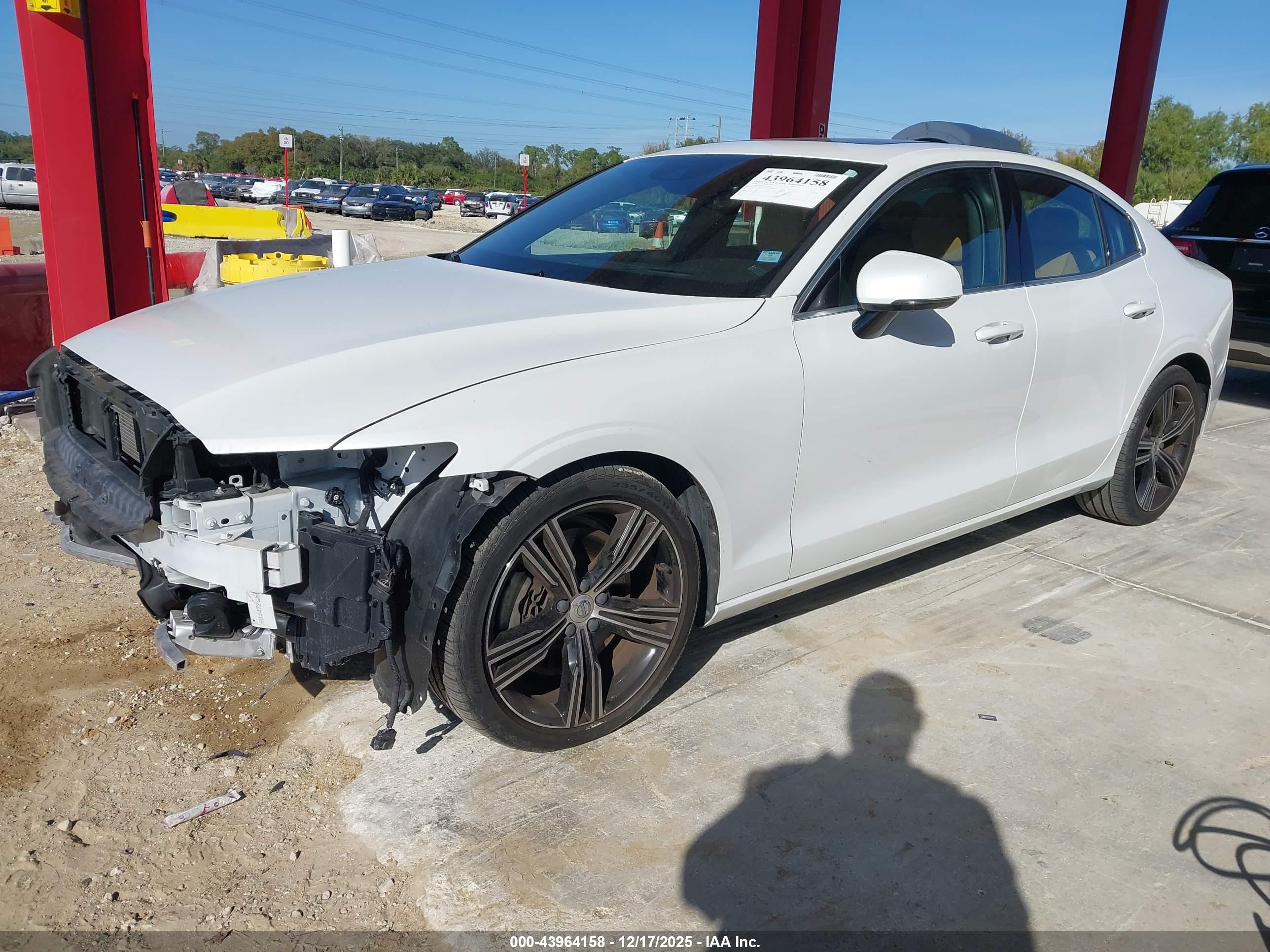 VOLVO S60 image 2