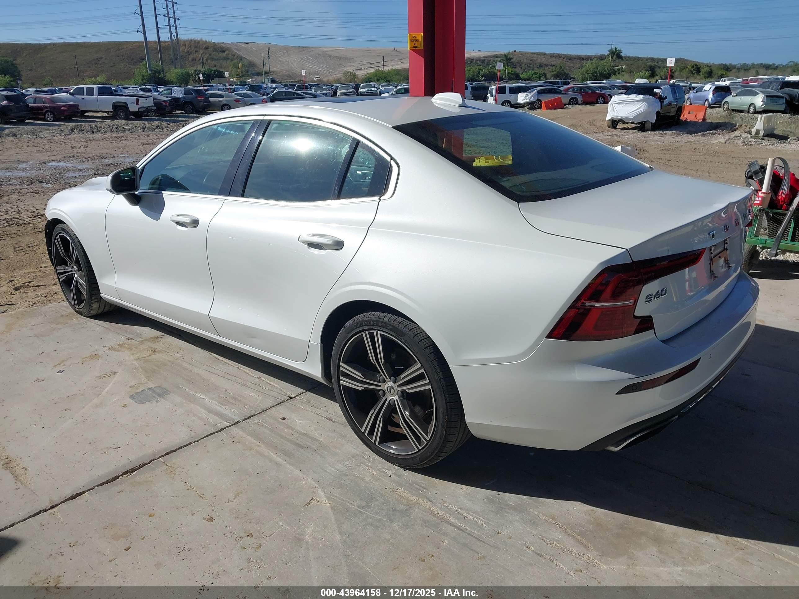 VOLVO S60 image 3