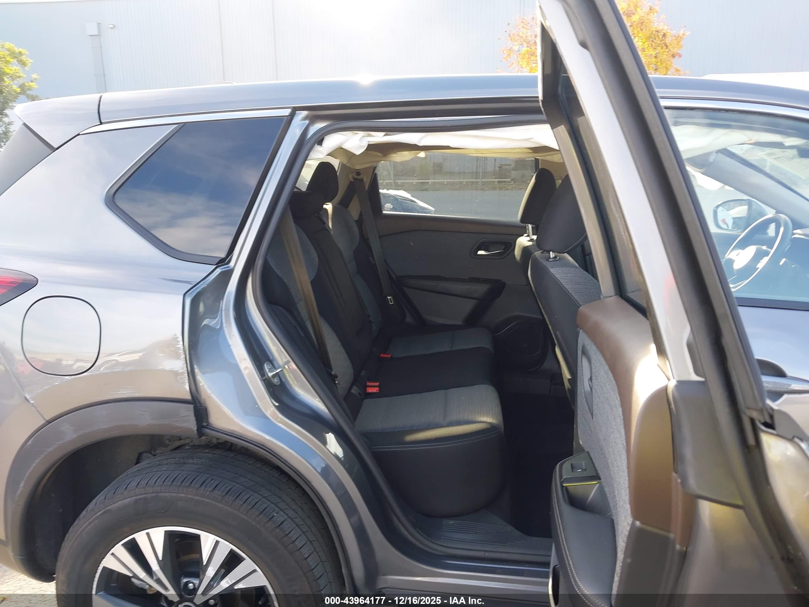 NISSAN ROGUE image 8