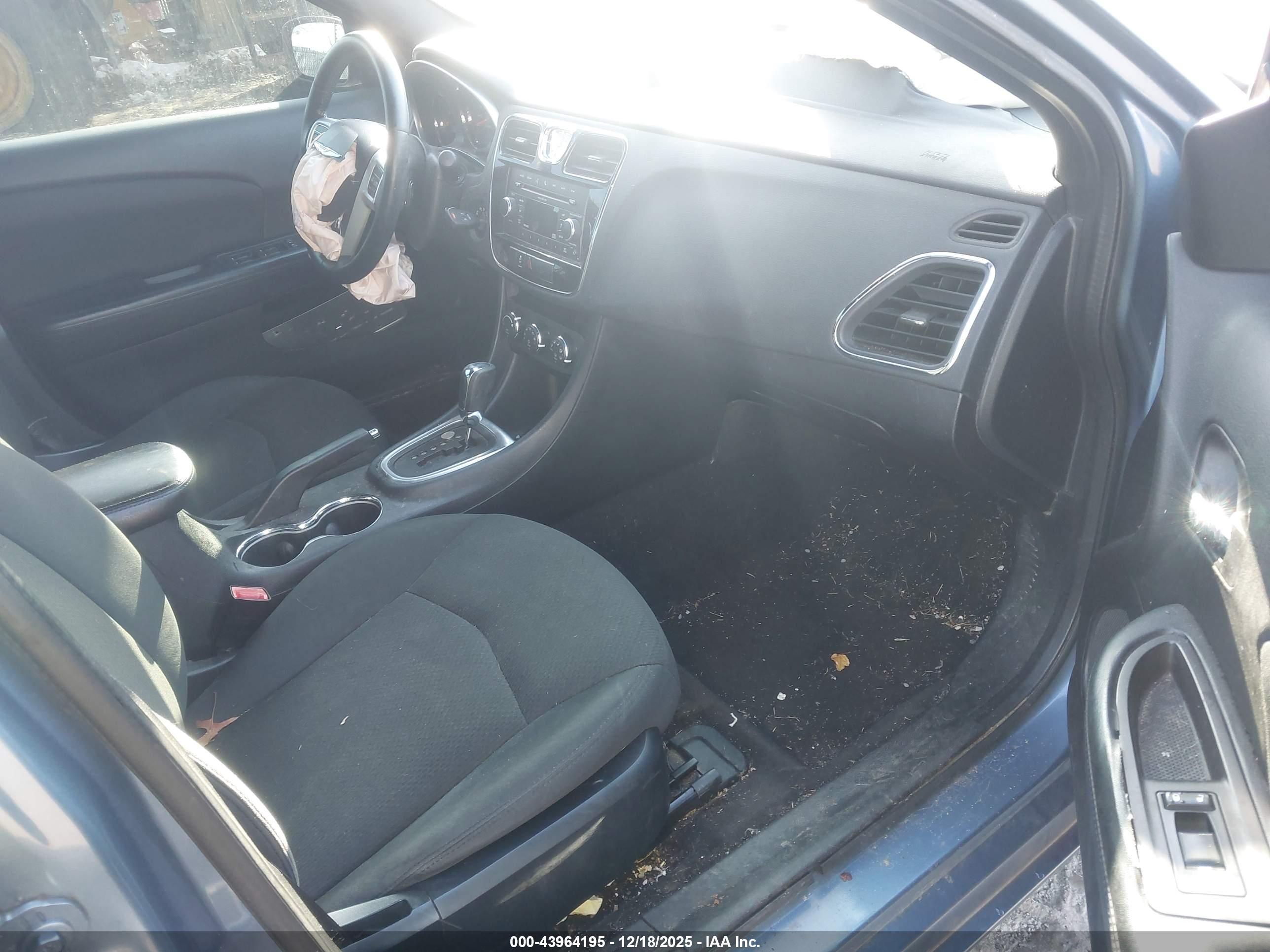 CHRYSLER 200 image 5