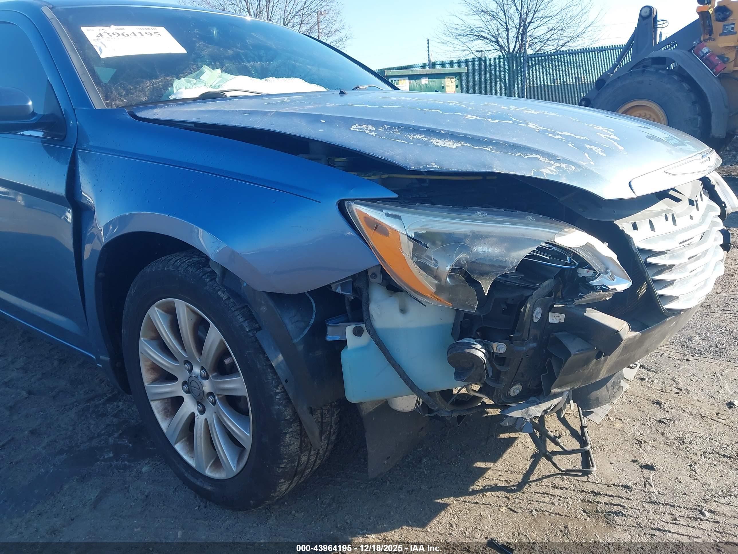 CHRYSLER 200 image 6