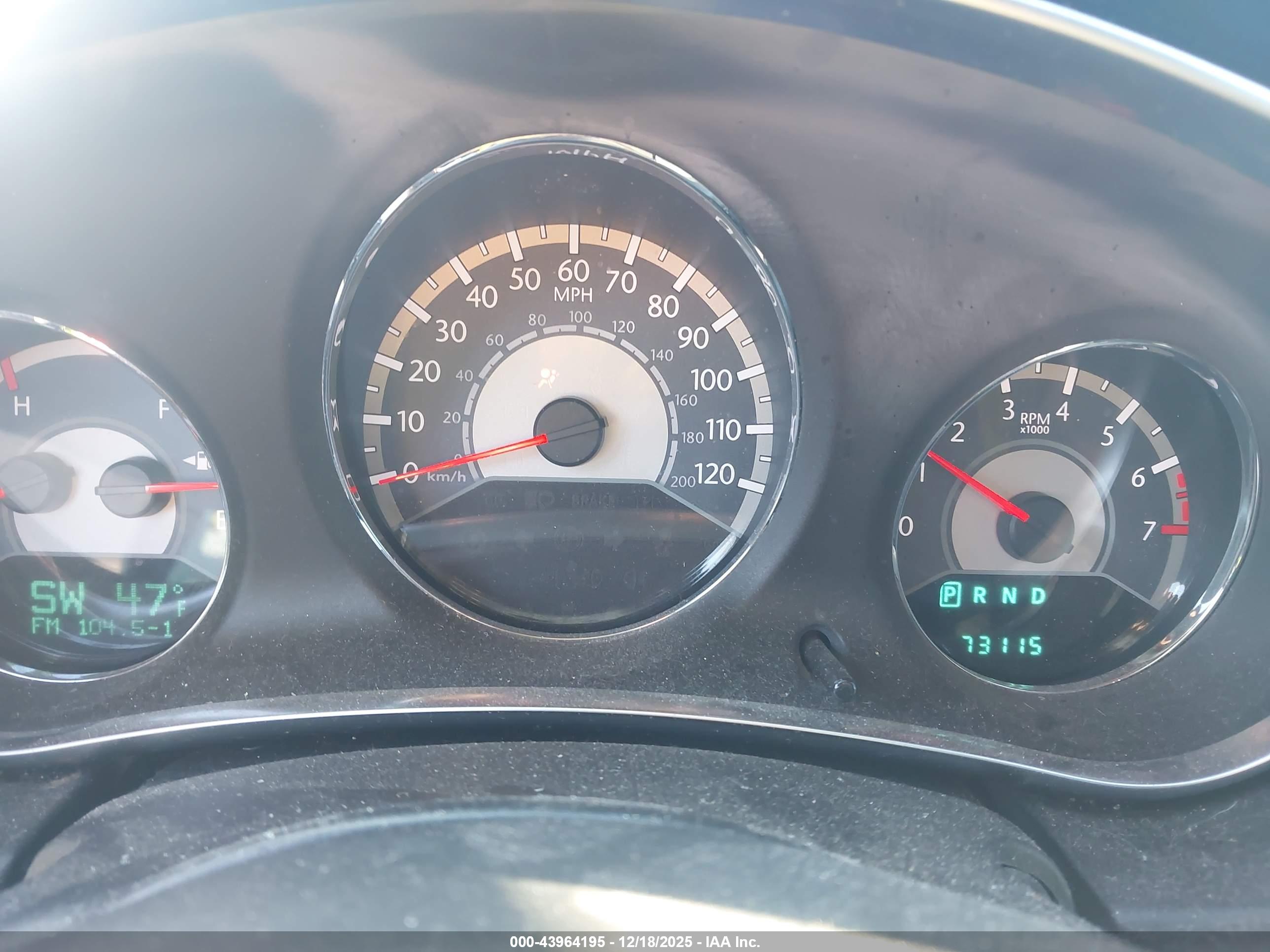 CHRYSLER 200 image 7