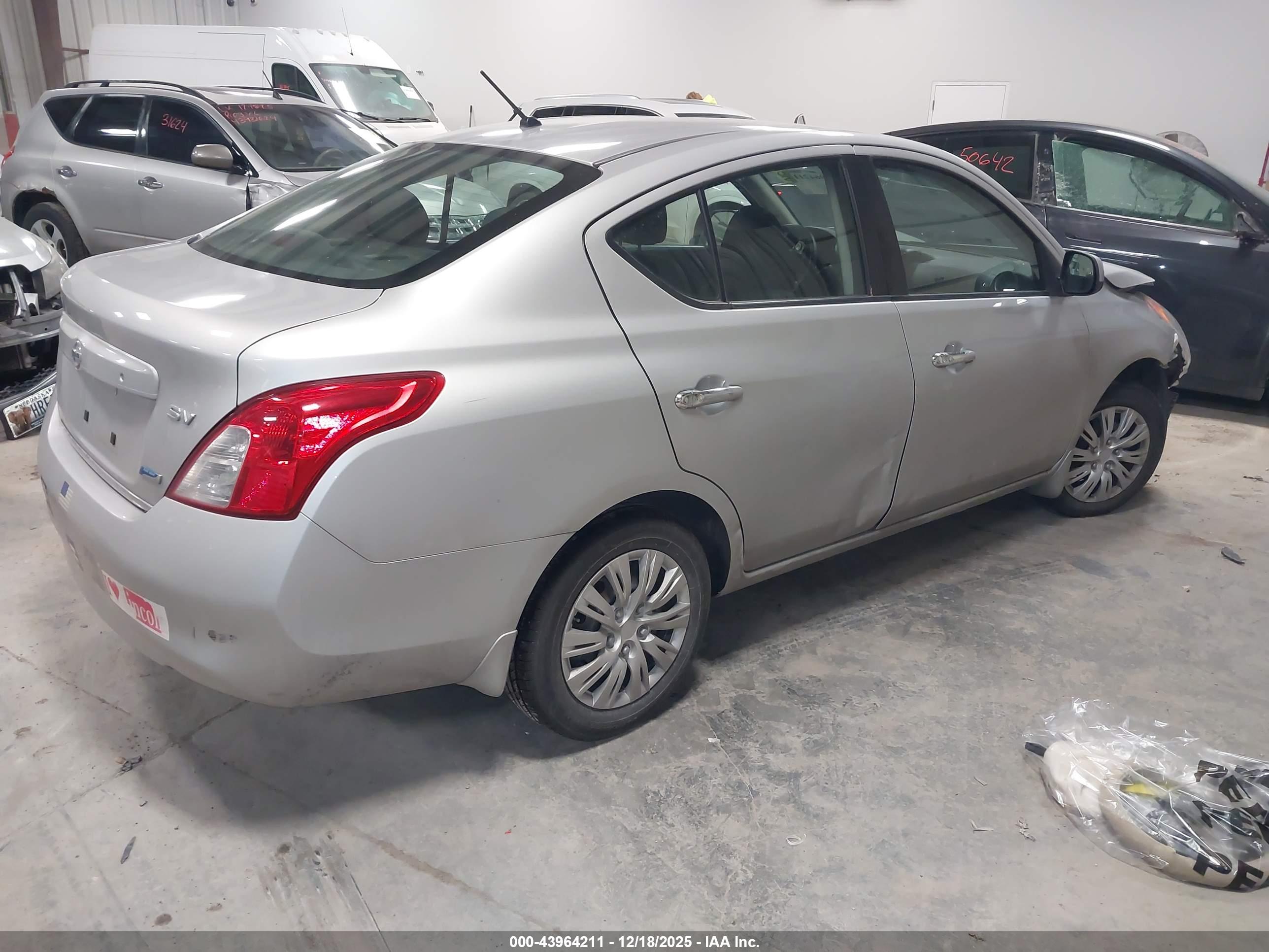 NISSAN VERSA image 4