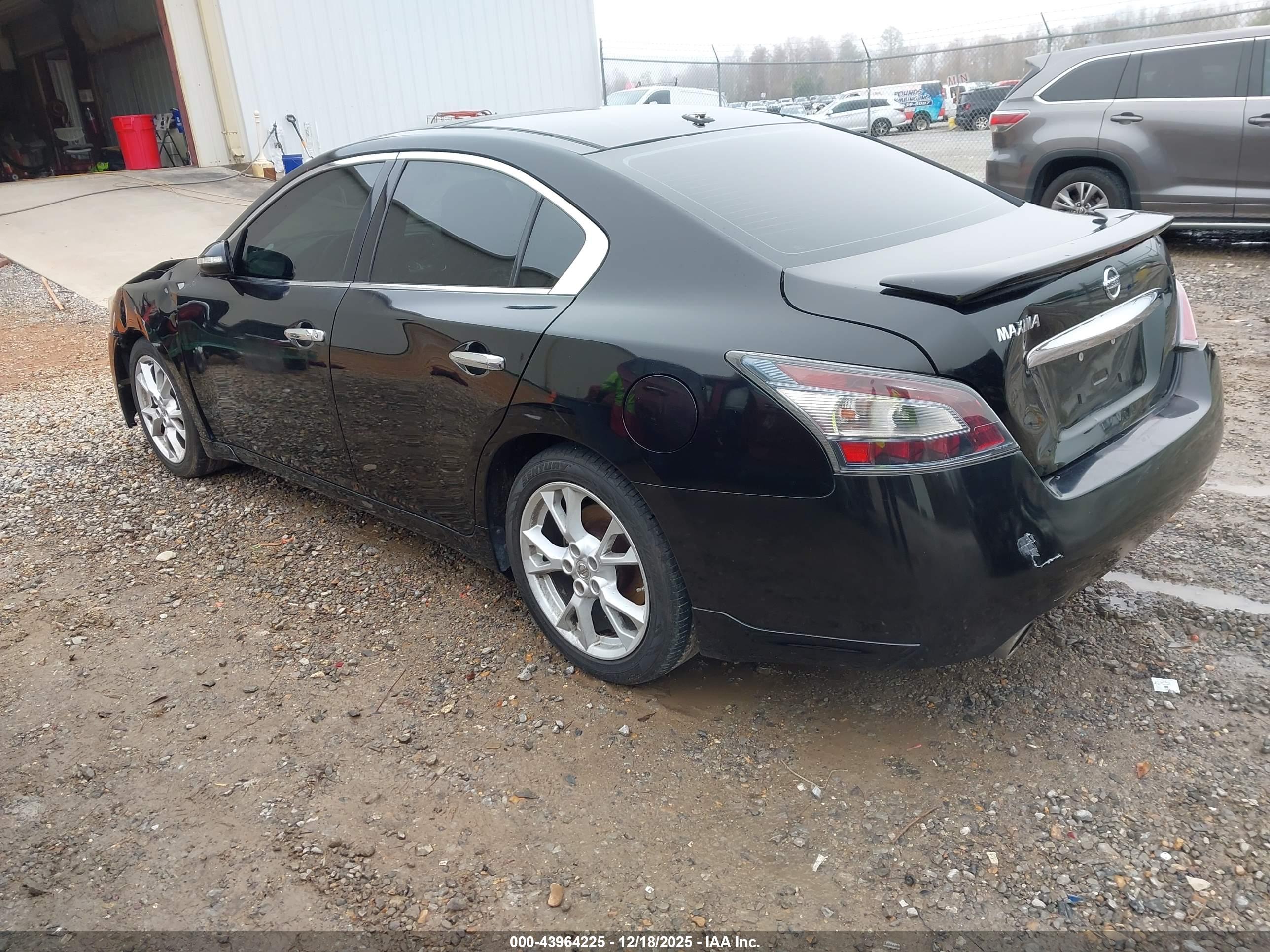 NISSAN MAXIMA image 3