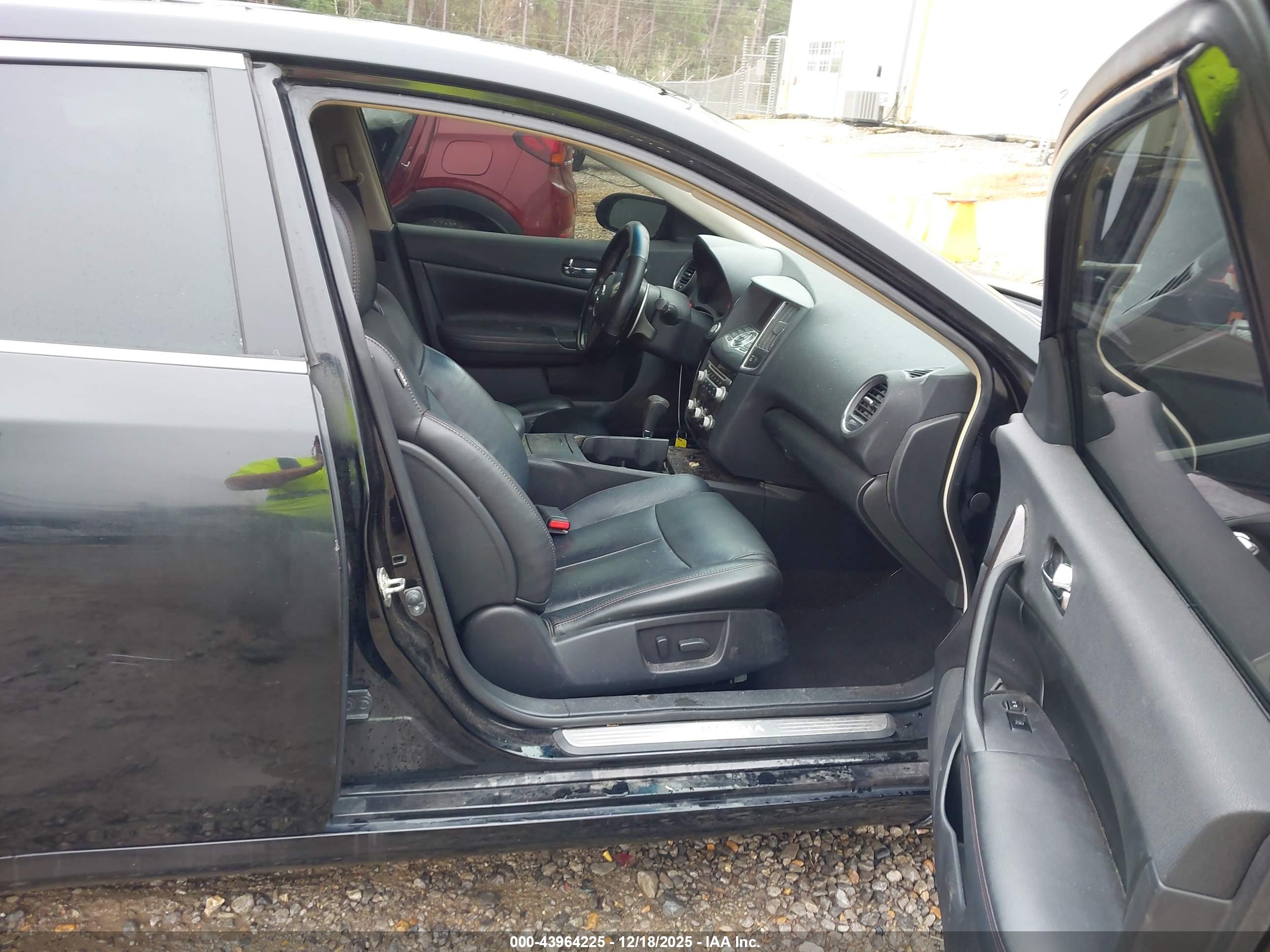 NISSAN MAXIMA image 5