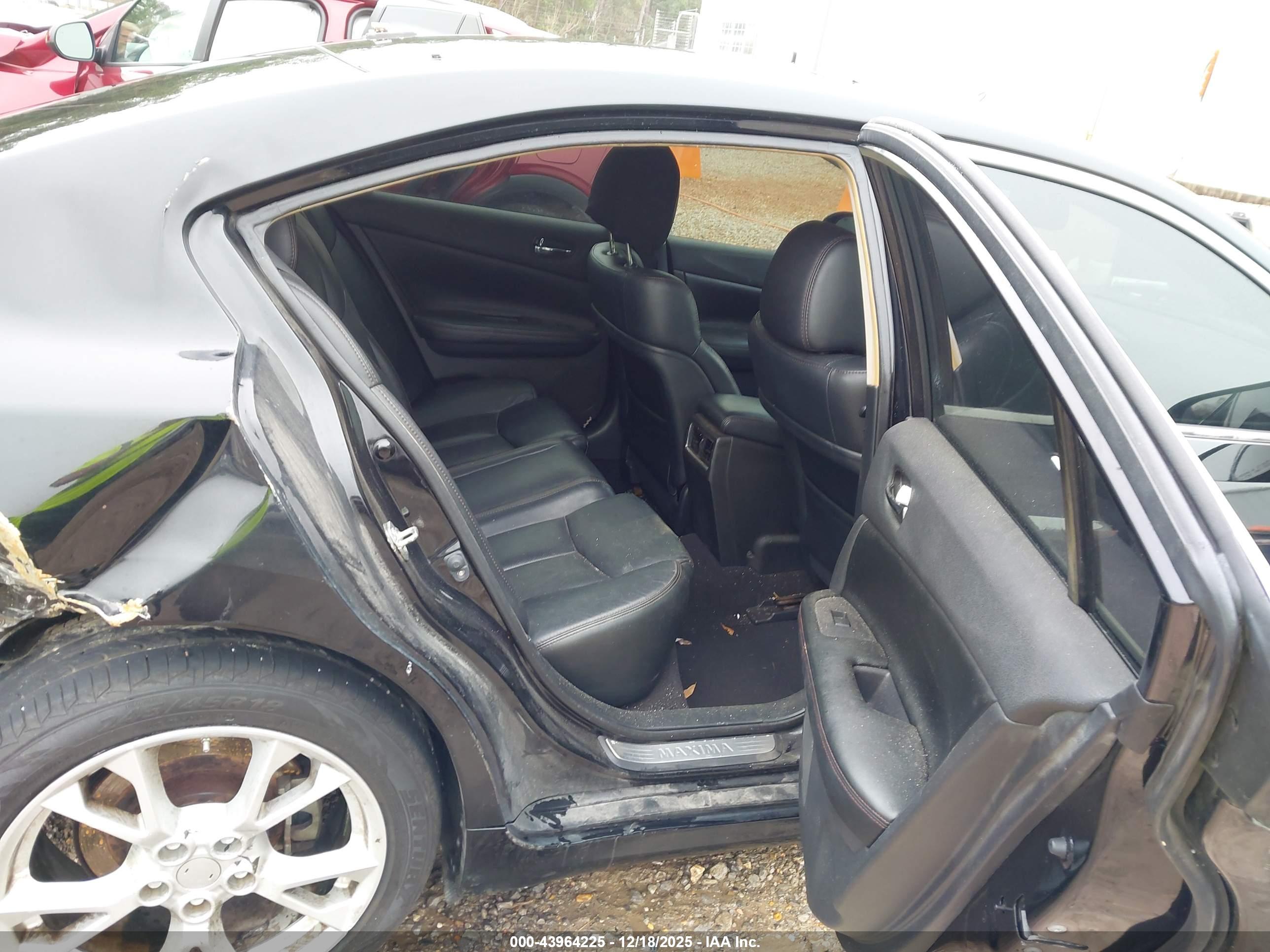 NISSAN MAXIMA image 8