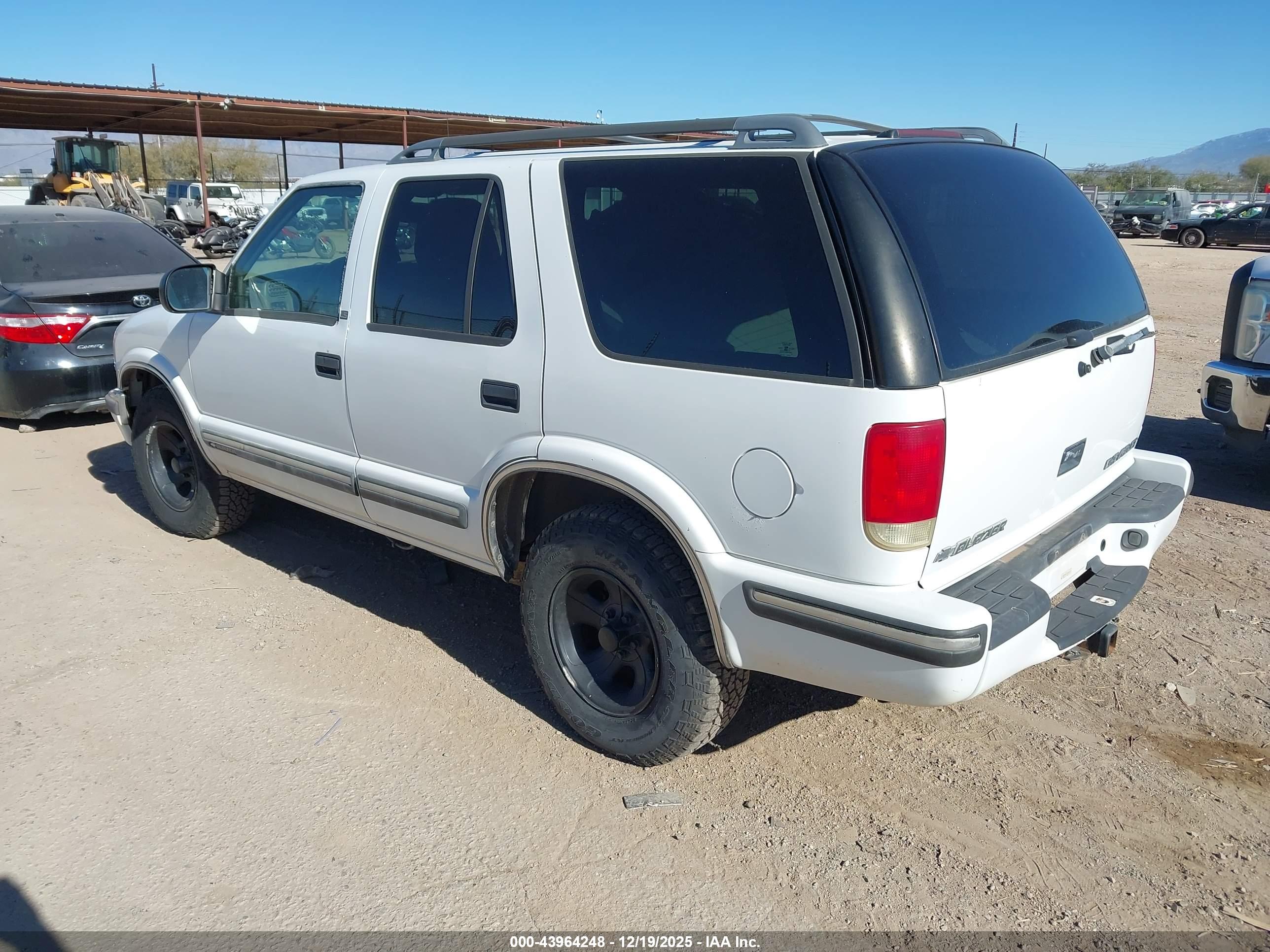 CHEVROLET BLAZER image 3