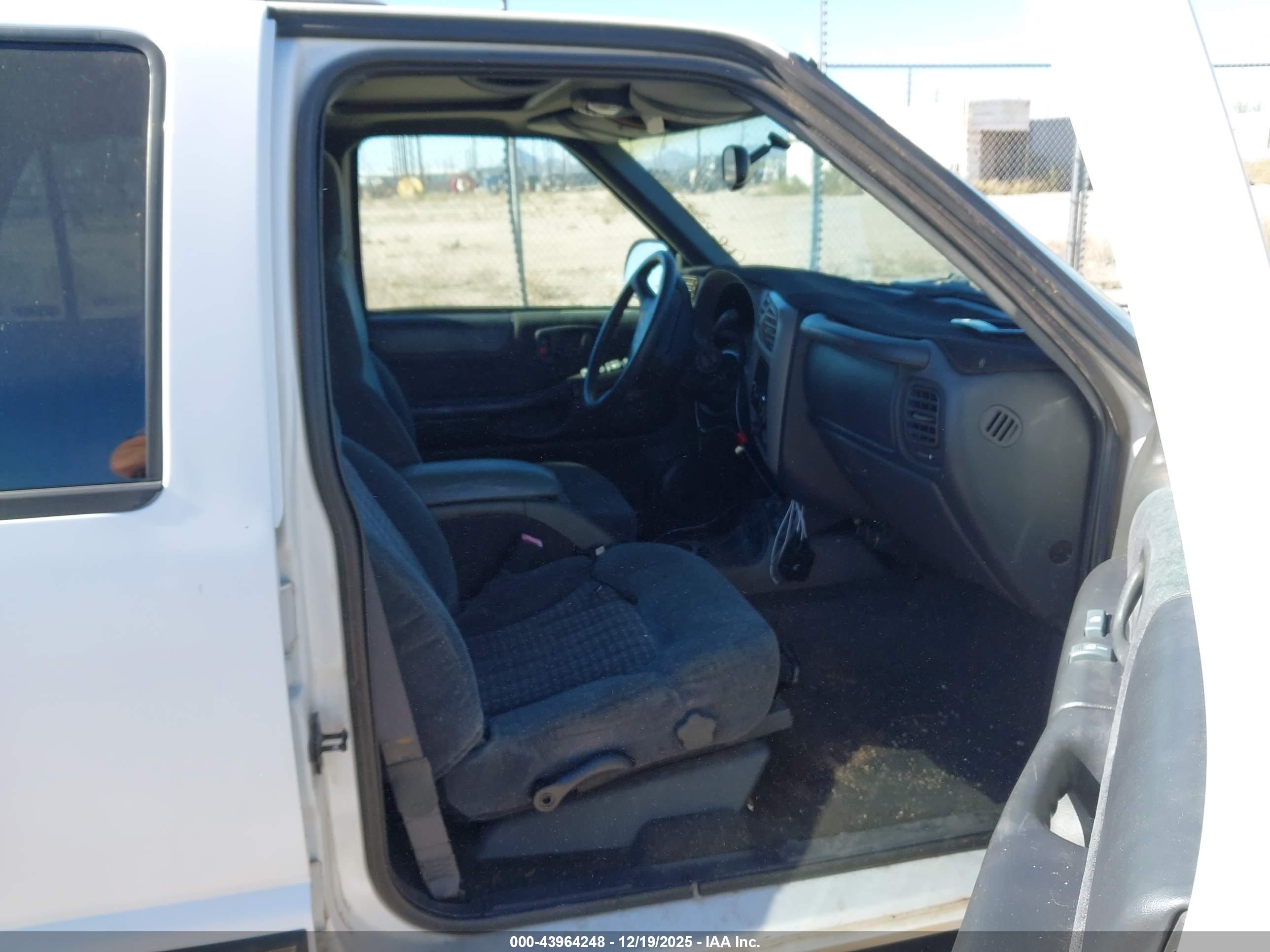 CHEVROLET BLAZER image 5
