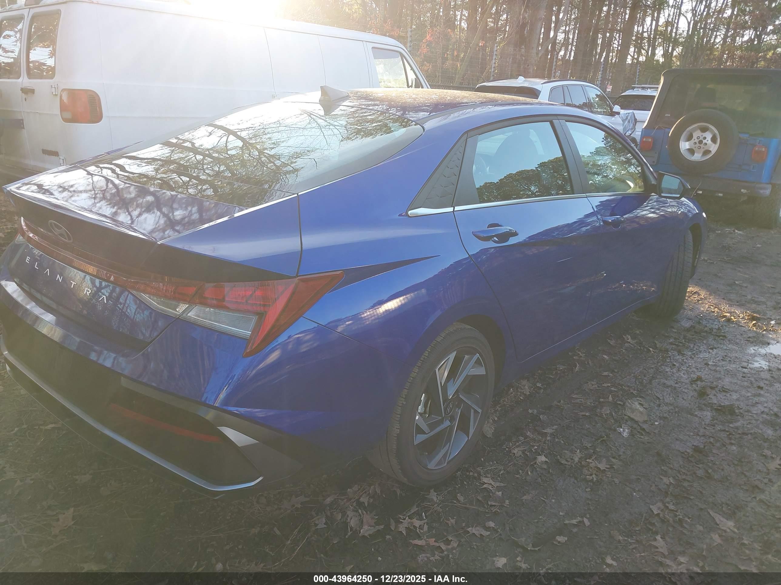 HYUNDAI ELANTRA image 4