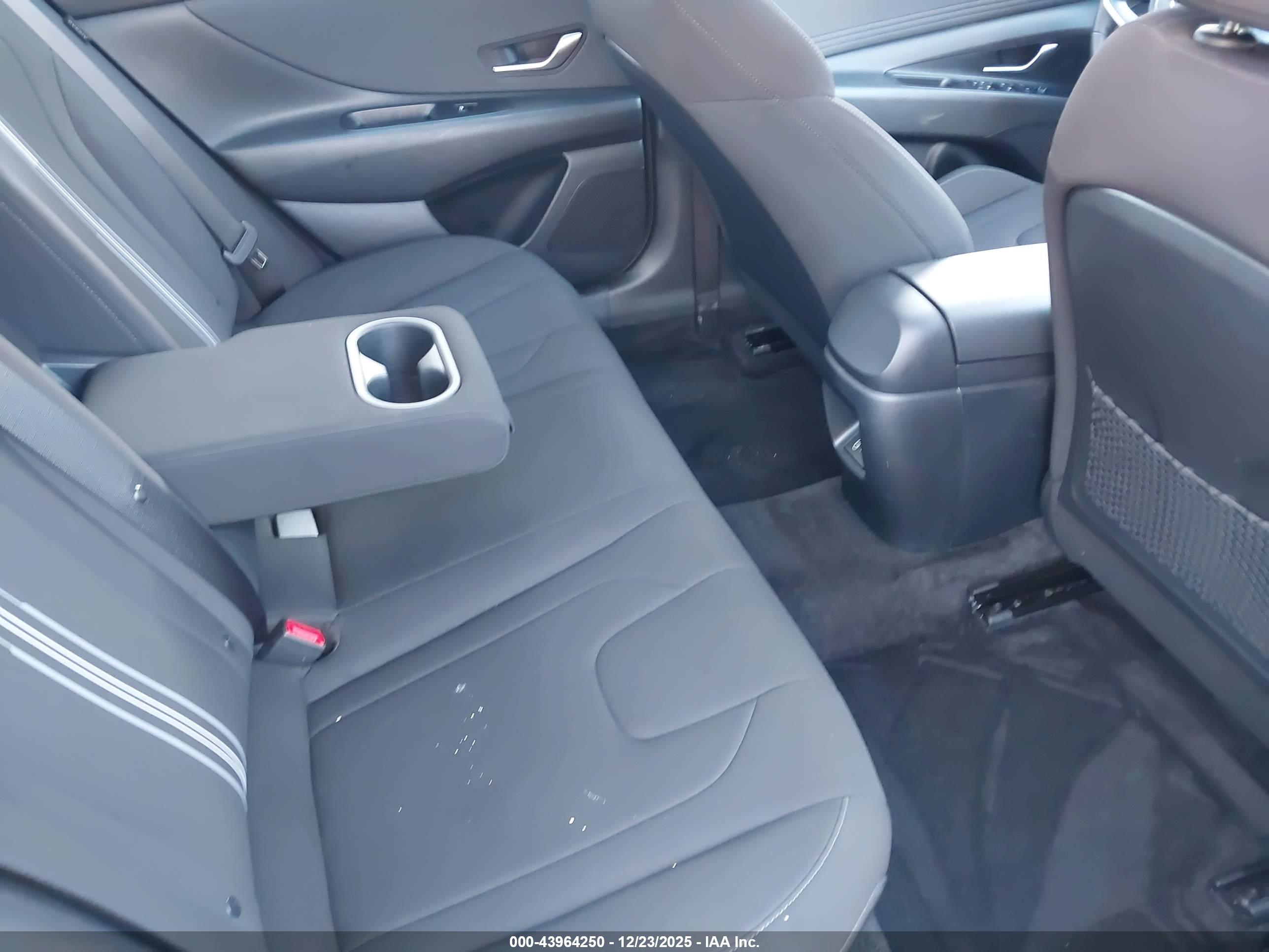 HYUNDAI ELANTRA image 8