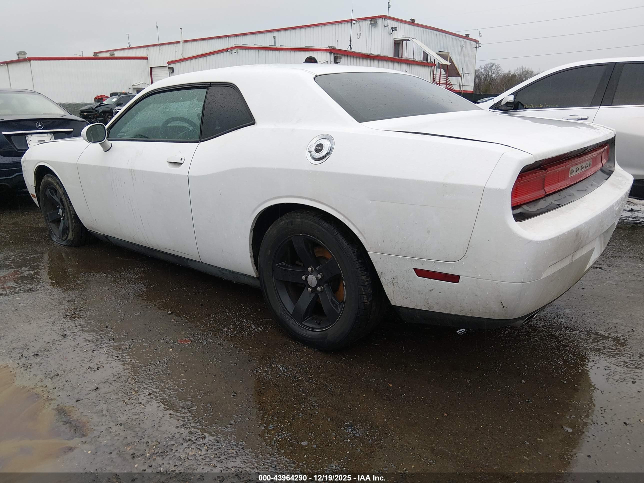 DODGE CHALLENGER image 3