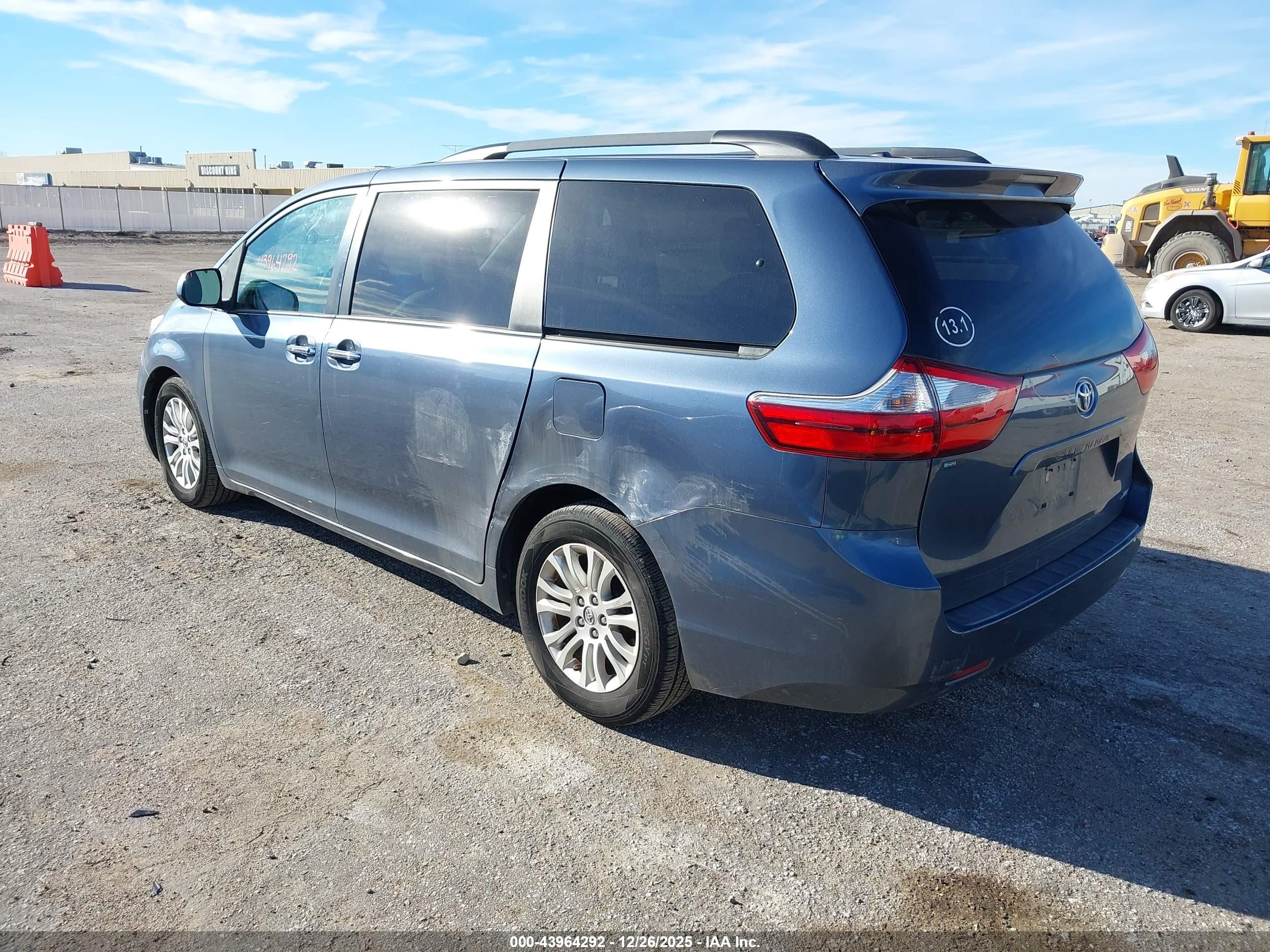 TOYOTA SIENNA image 3