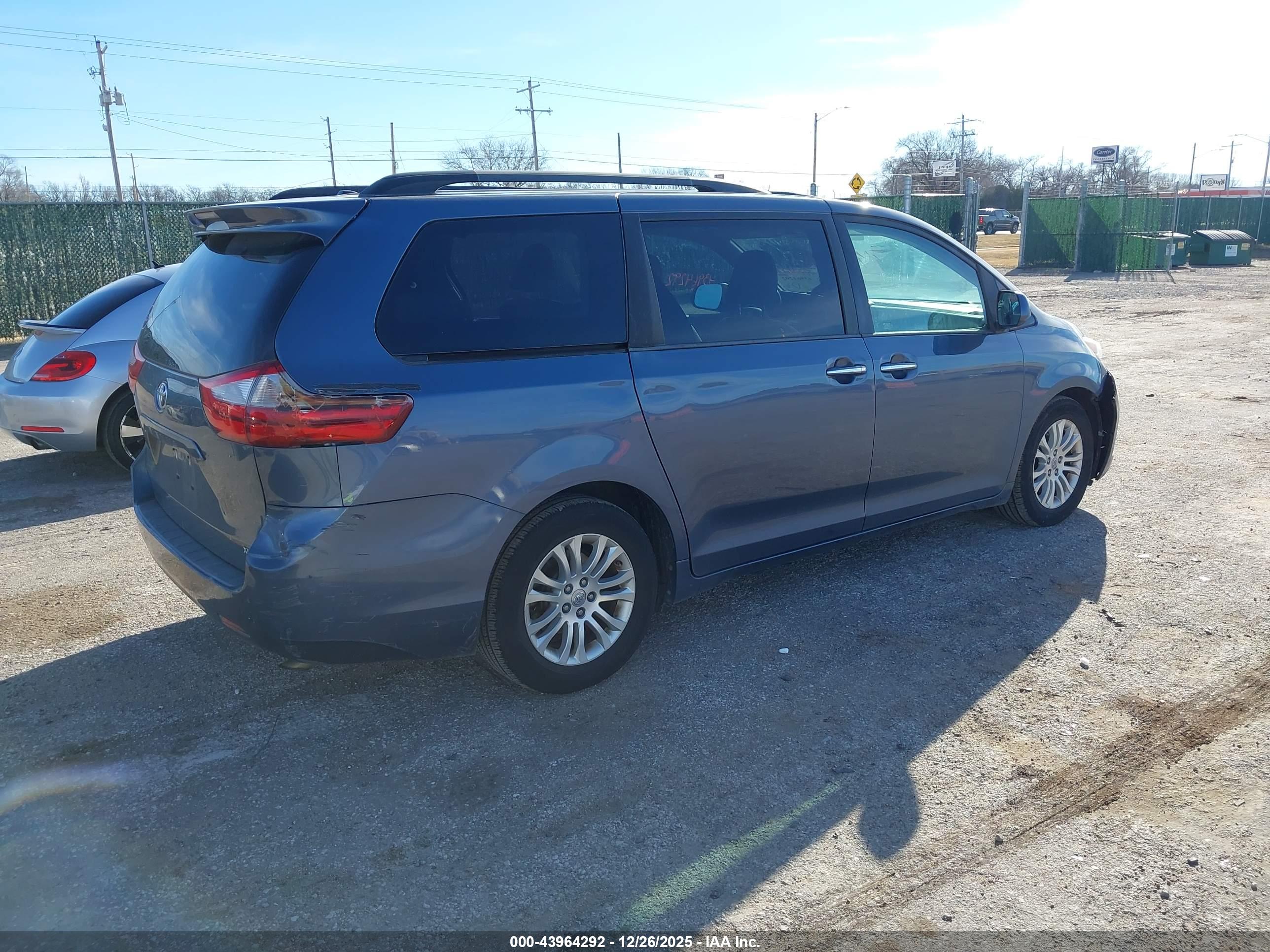 TOYOTA SIENNA image 4