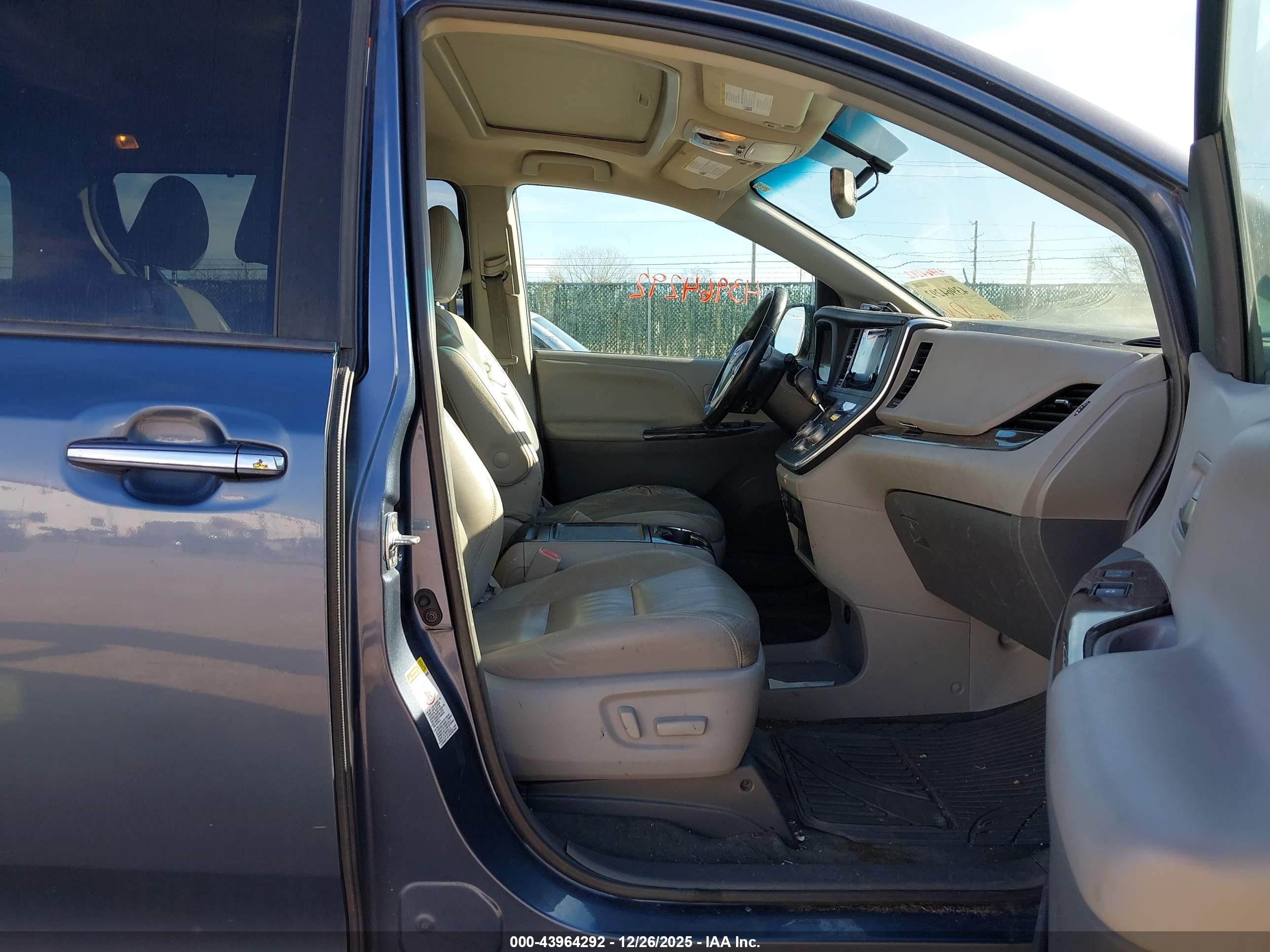 TOYOTA SIENNA image 5