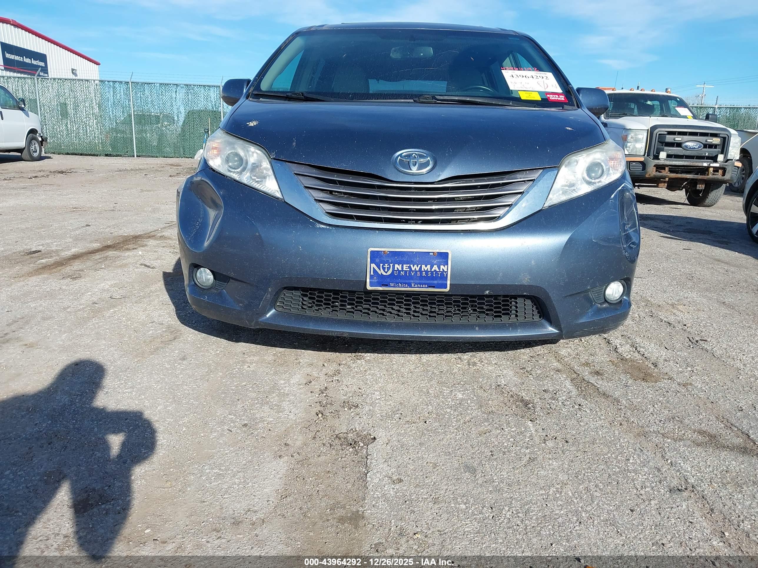 TOYOTA SIENNA image 6