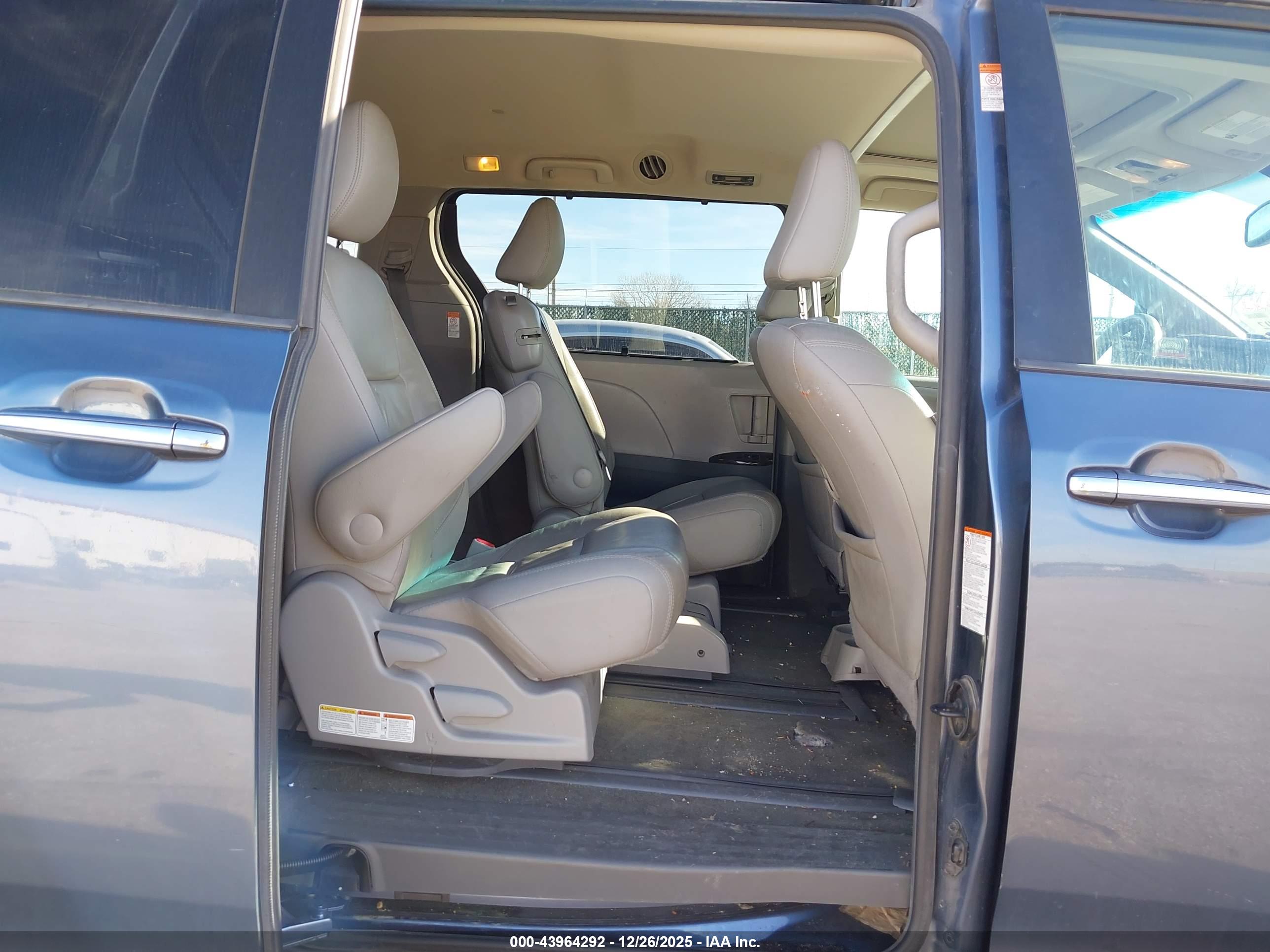 TOYOTA SIENNA image 8