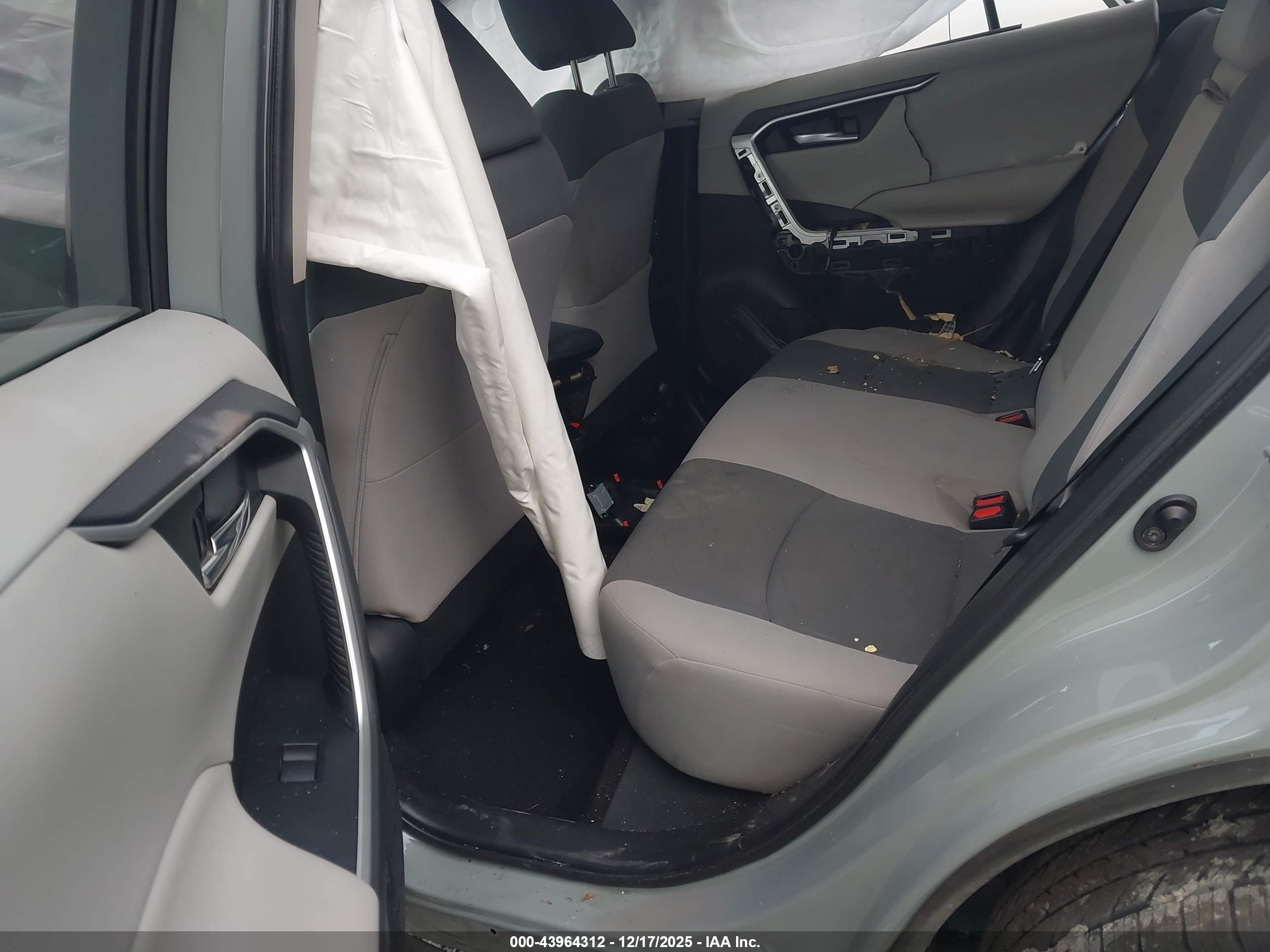 TOYOTA RAV4 image 8