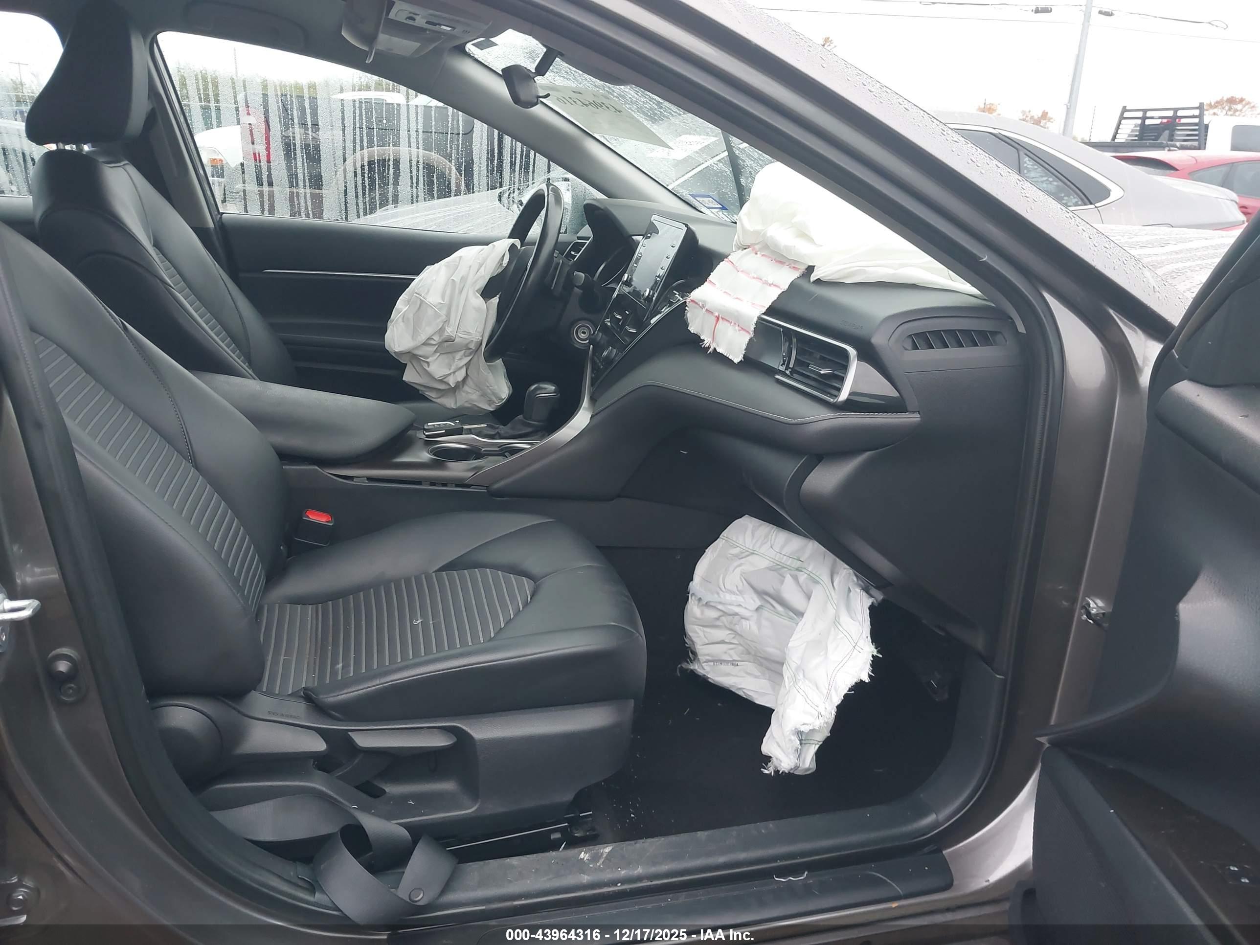 TOYOTA CAMRY image 5