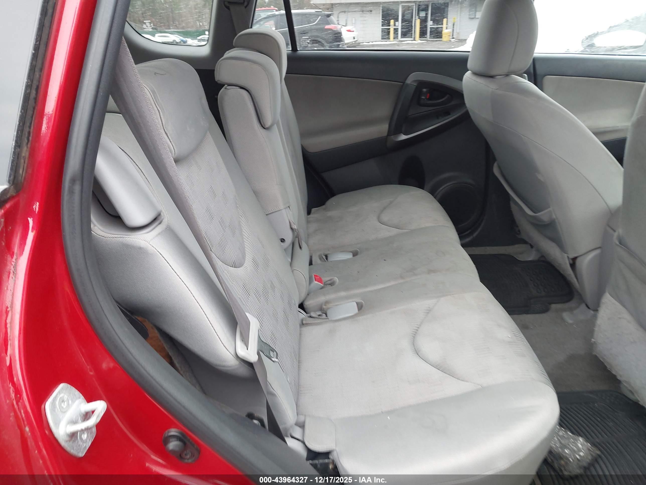 TOYOTA RAV4 image 8
