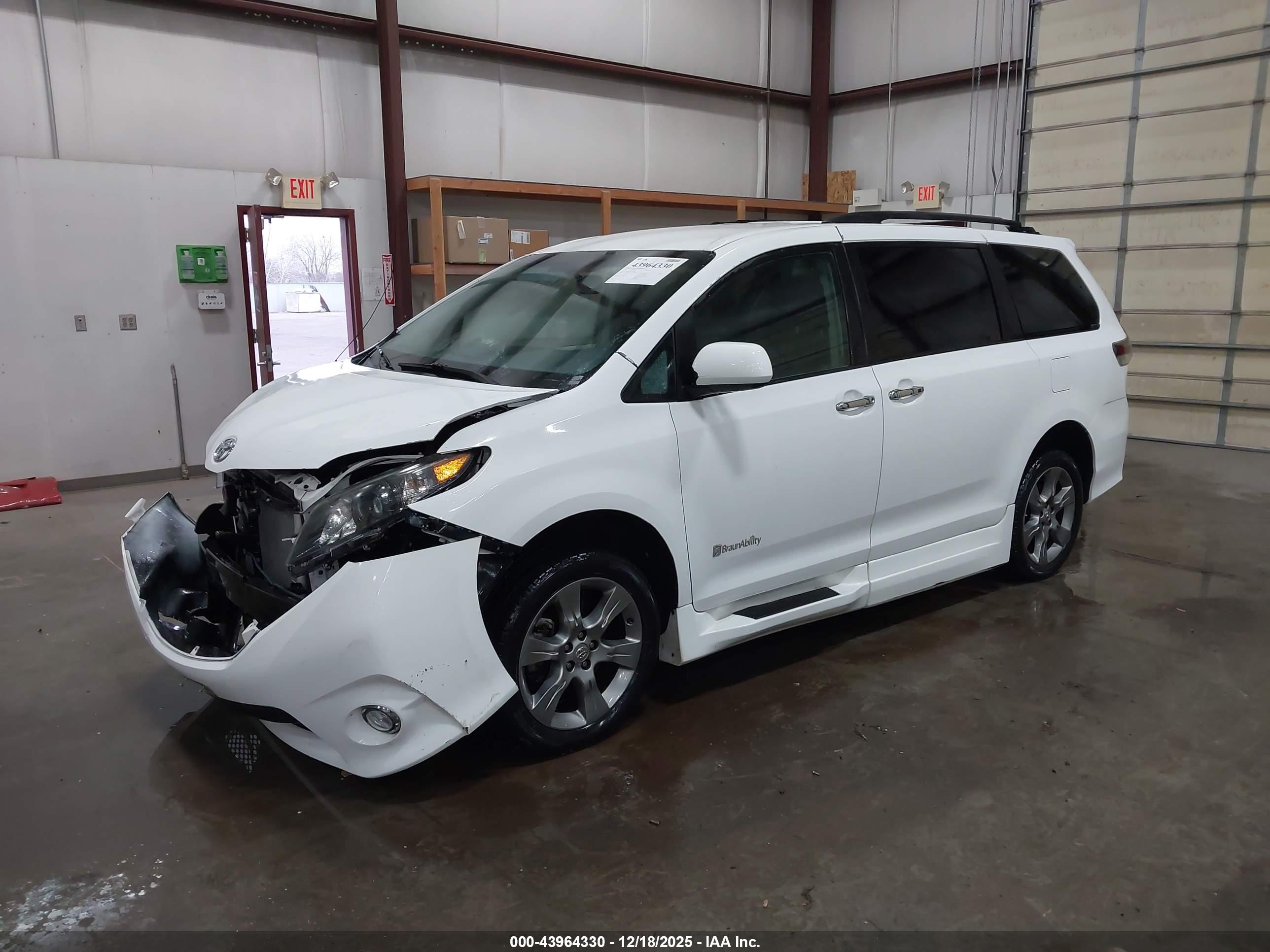 TOYOTA SIENNA image 2