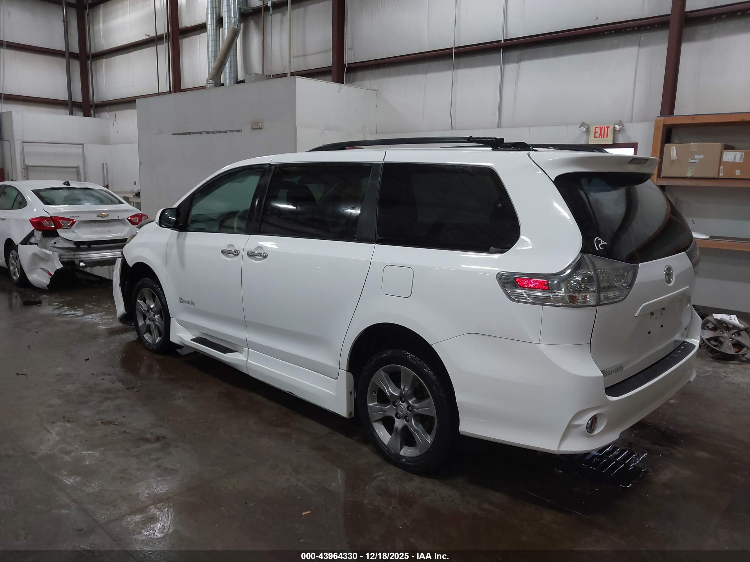 TOYOTA SIENNA image 3
