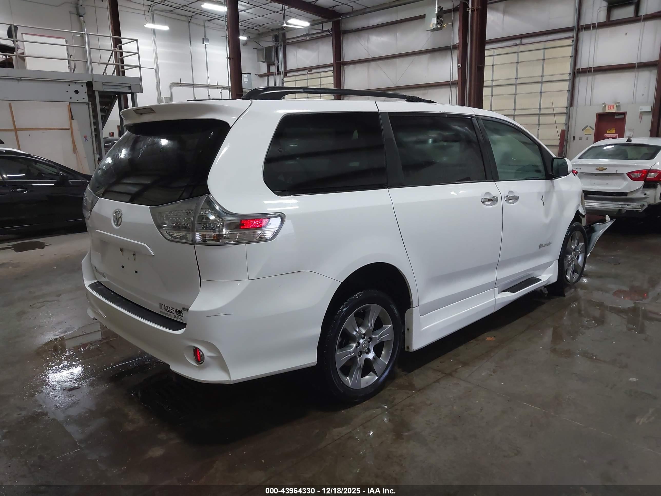 TOYOTA SIENNA image 4