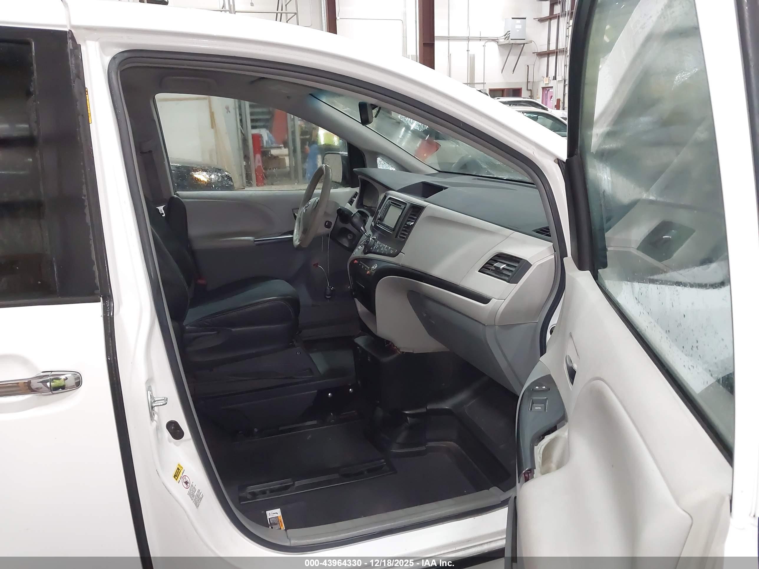 TOYOTA SIENNA image 5