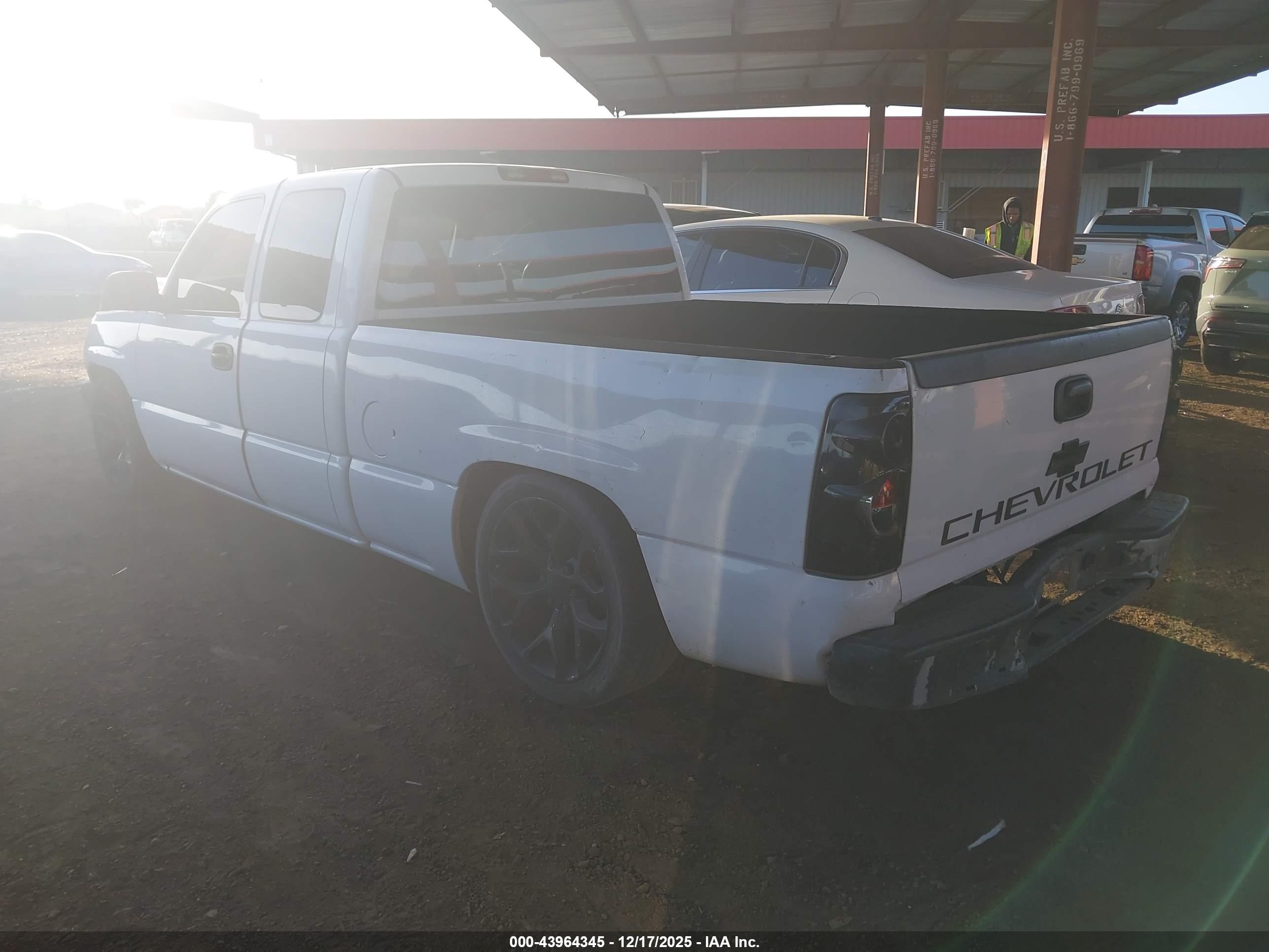 CHEVROLET SILVERADO image 3