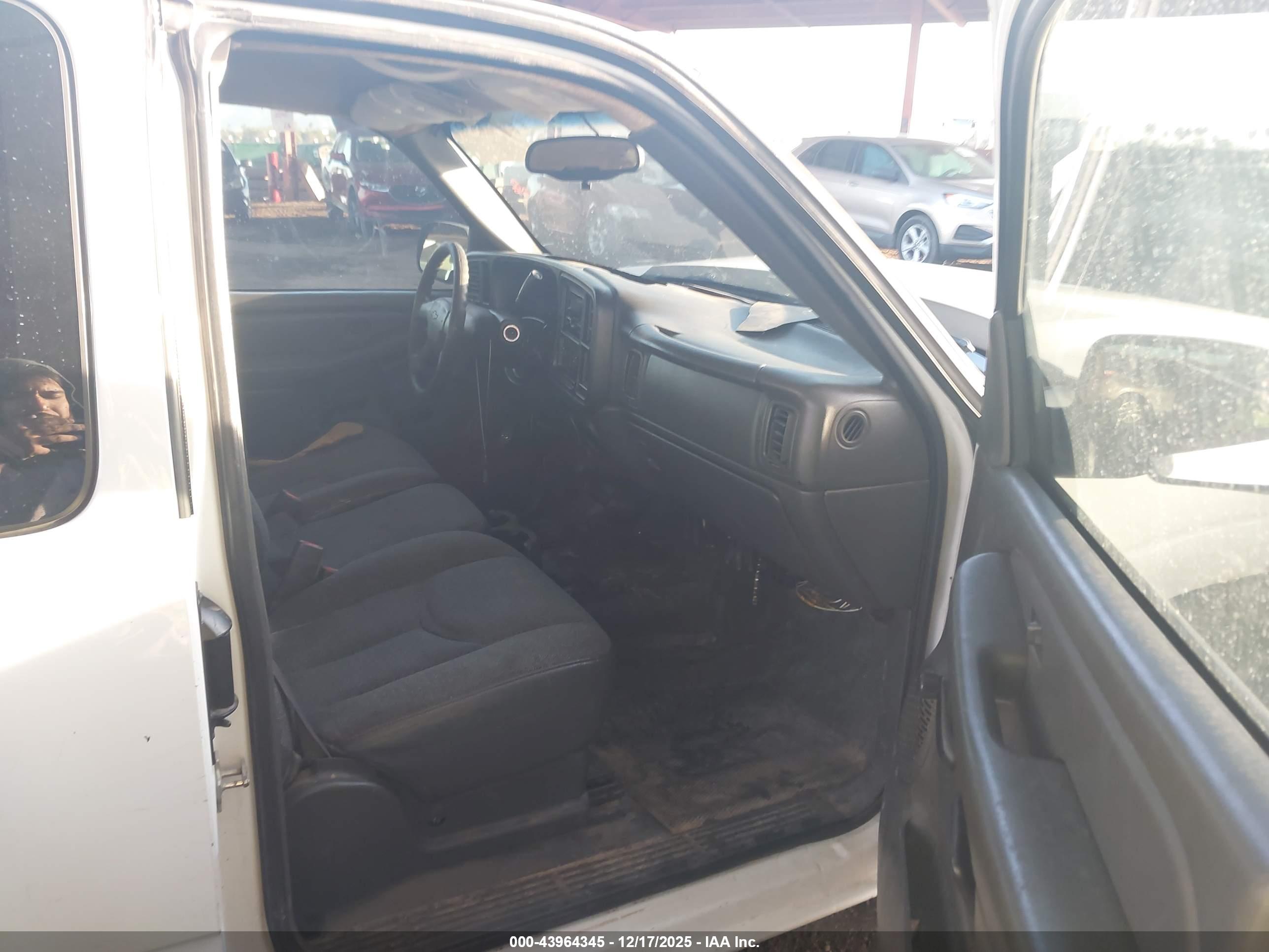 CHEVROLET SILVERADO image 5