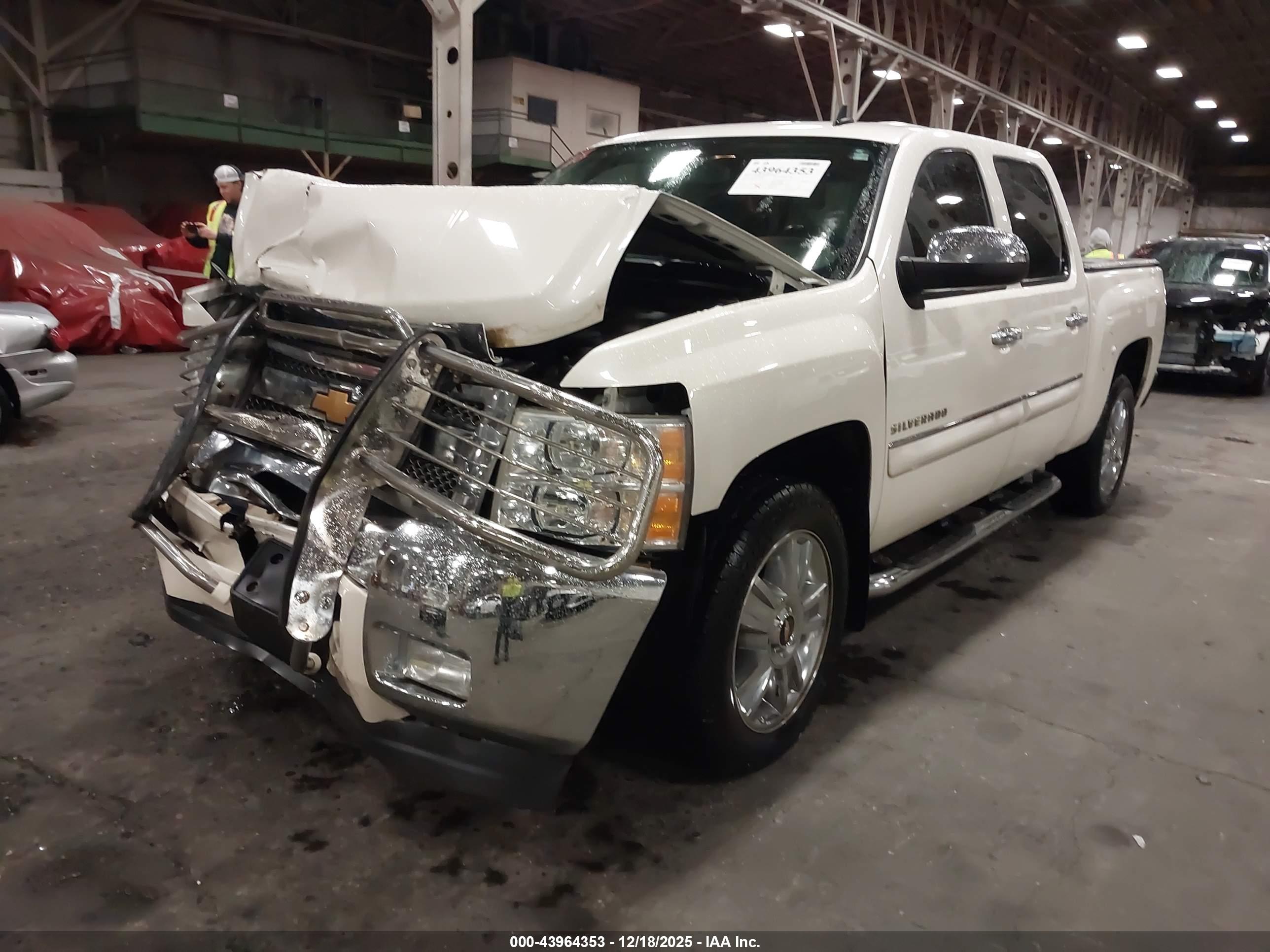 CHEVROLET SILVERADO image 2