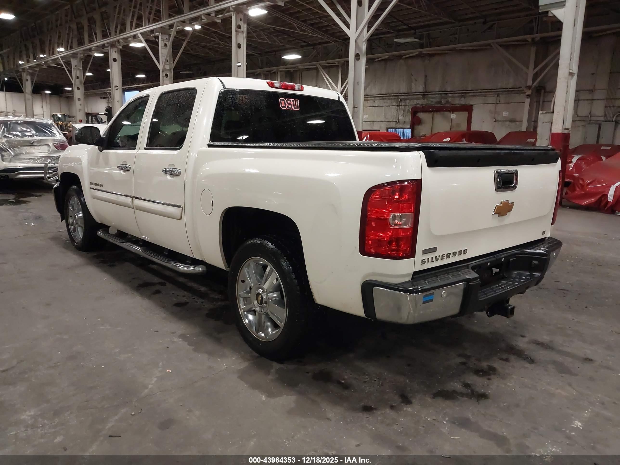 CHEVROLET SILVERADO image 3