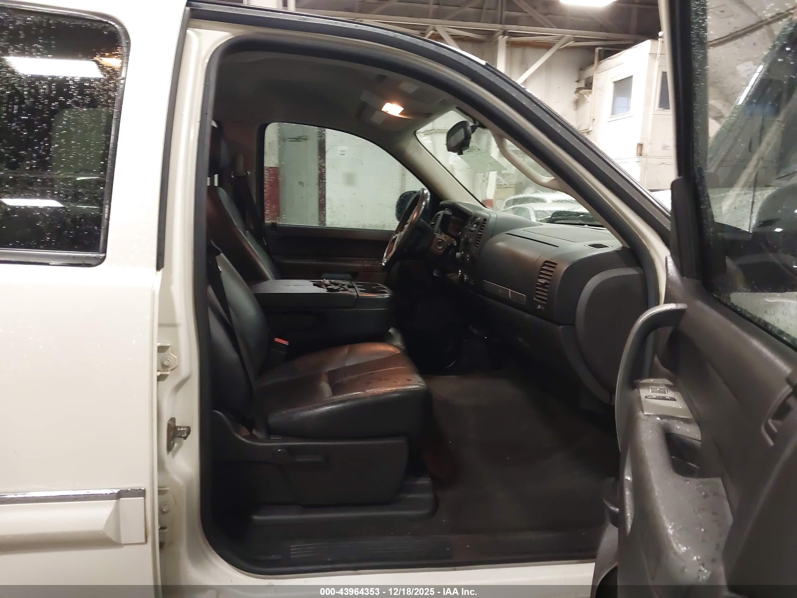 CHEVROLET SILVERADO image 5