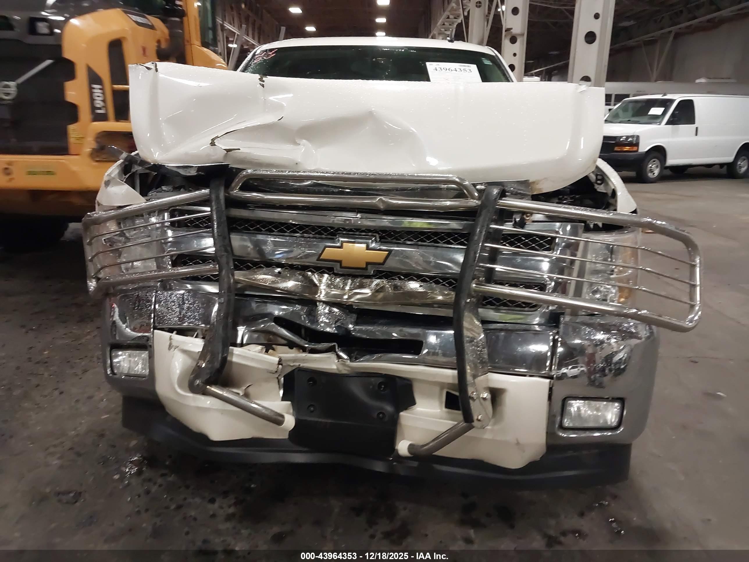 CHEVROLET SILVERADO image 6