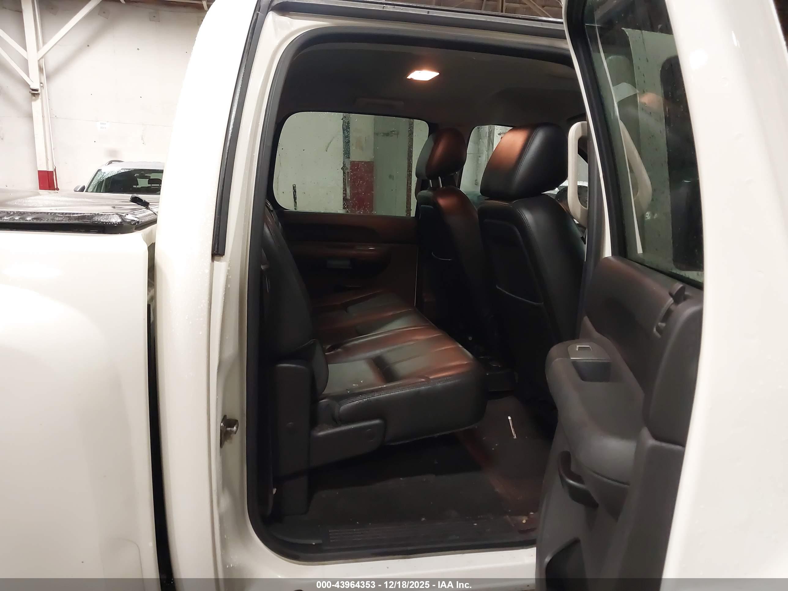 CHEVROLET SILVERADO image 8