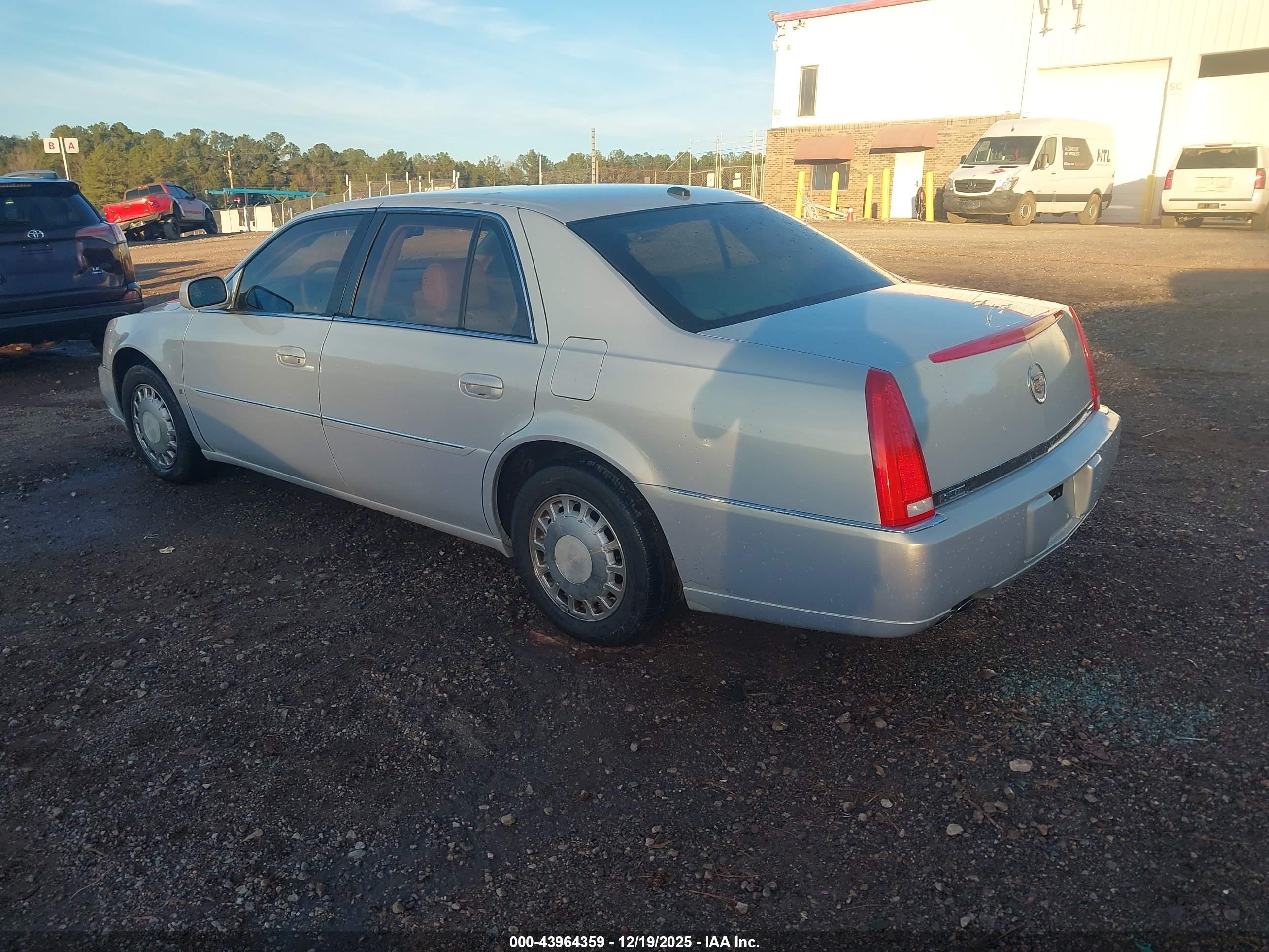 CADILLAC DTS image 3