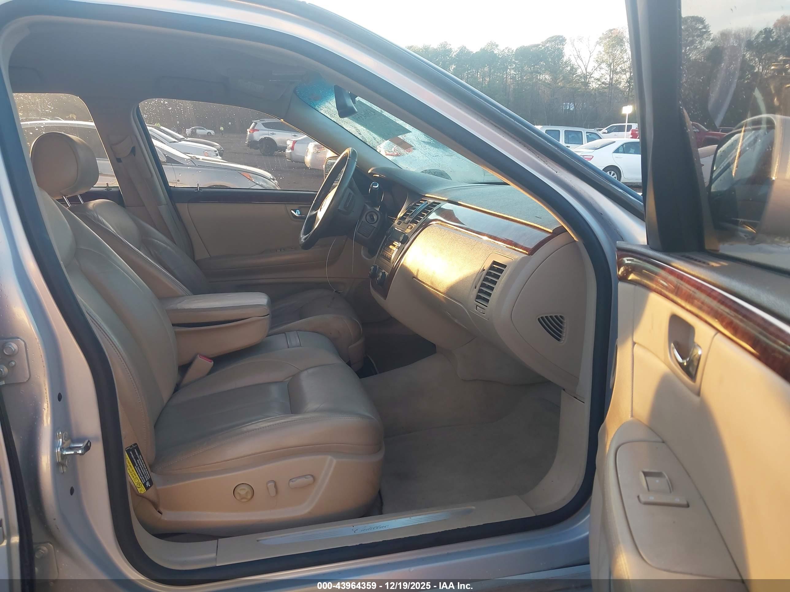 CADILLAC DTS image 5