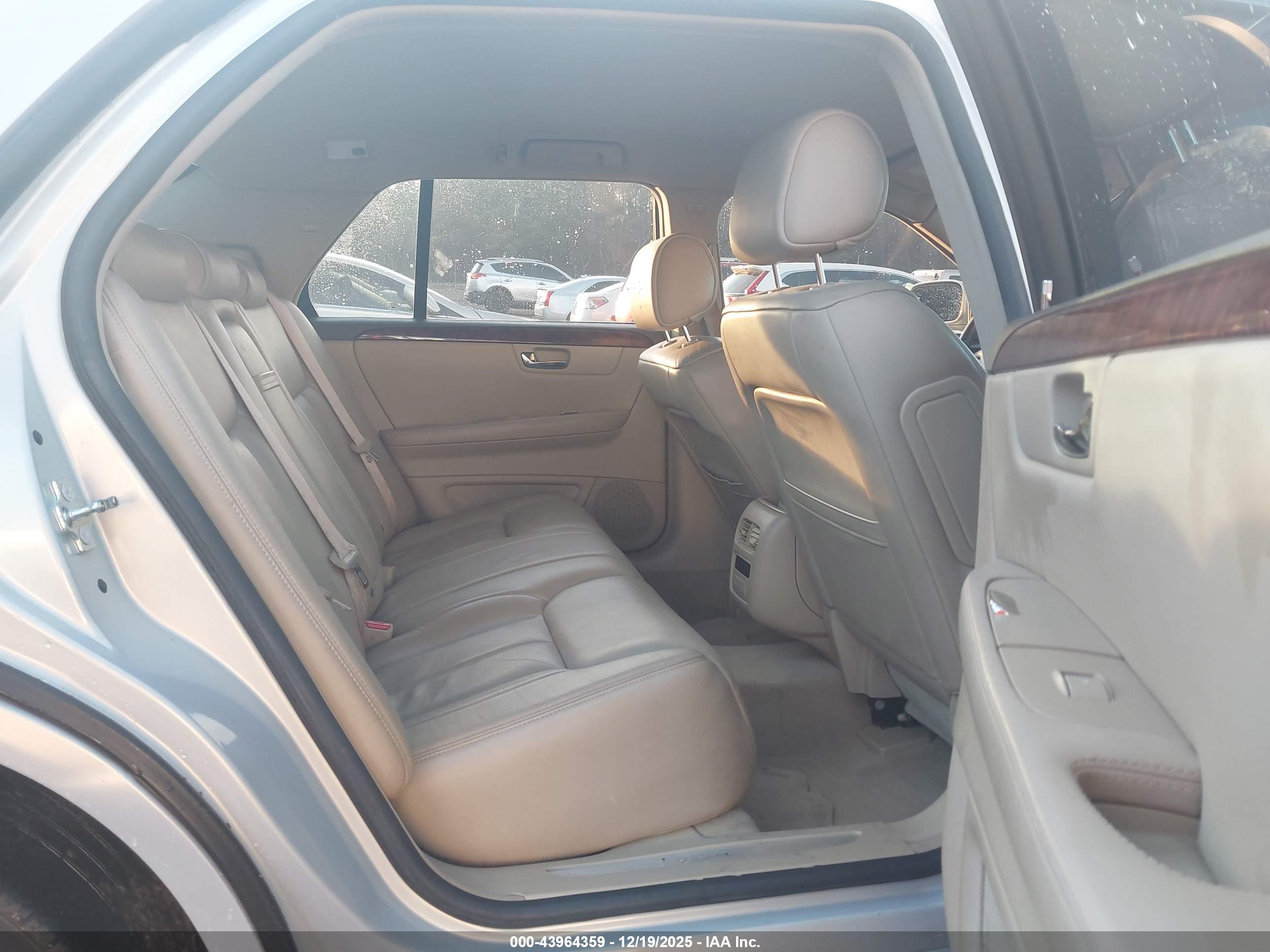 CADILLAC DTS image 8