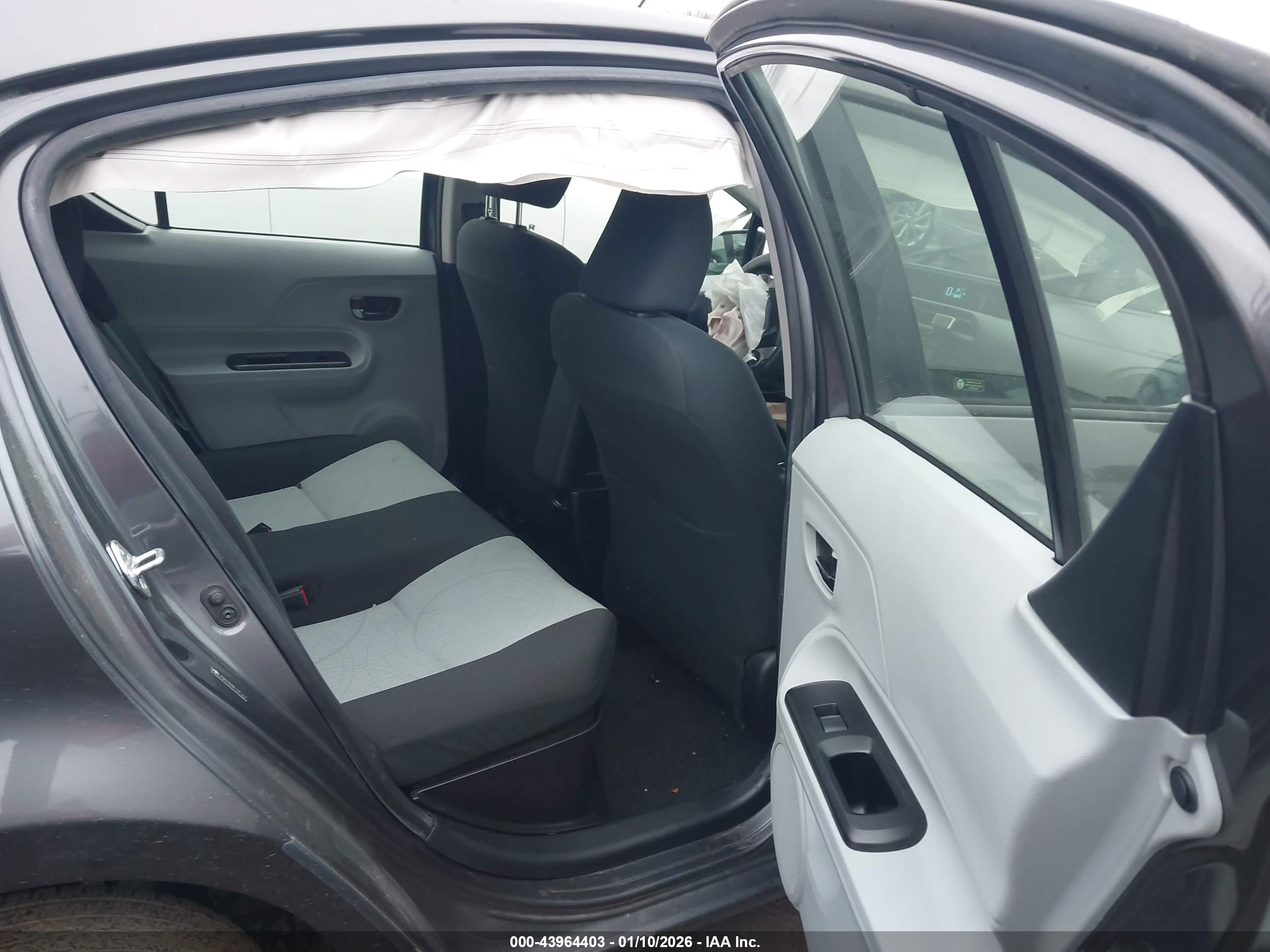 TOYOTA PRIUS image 8