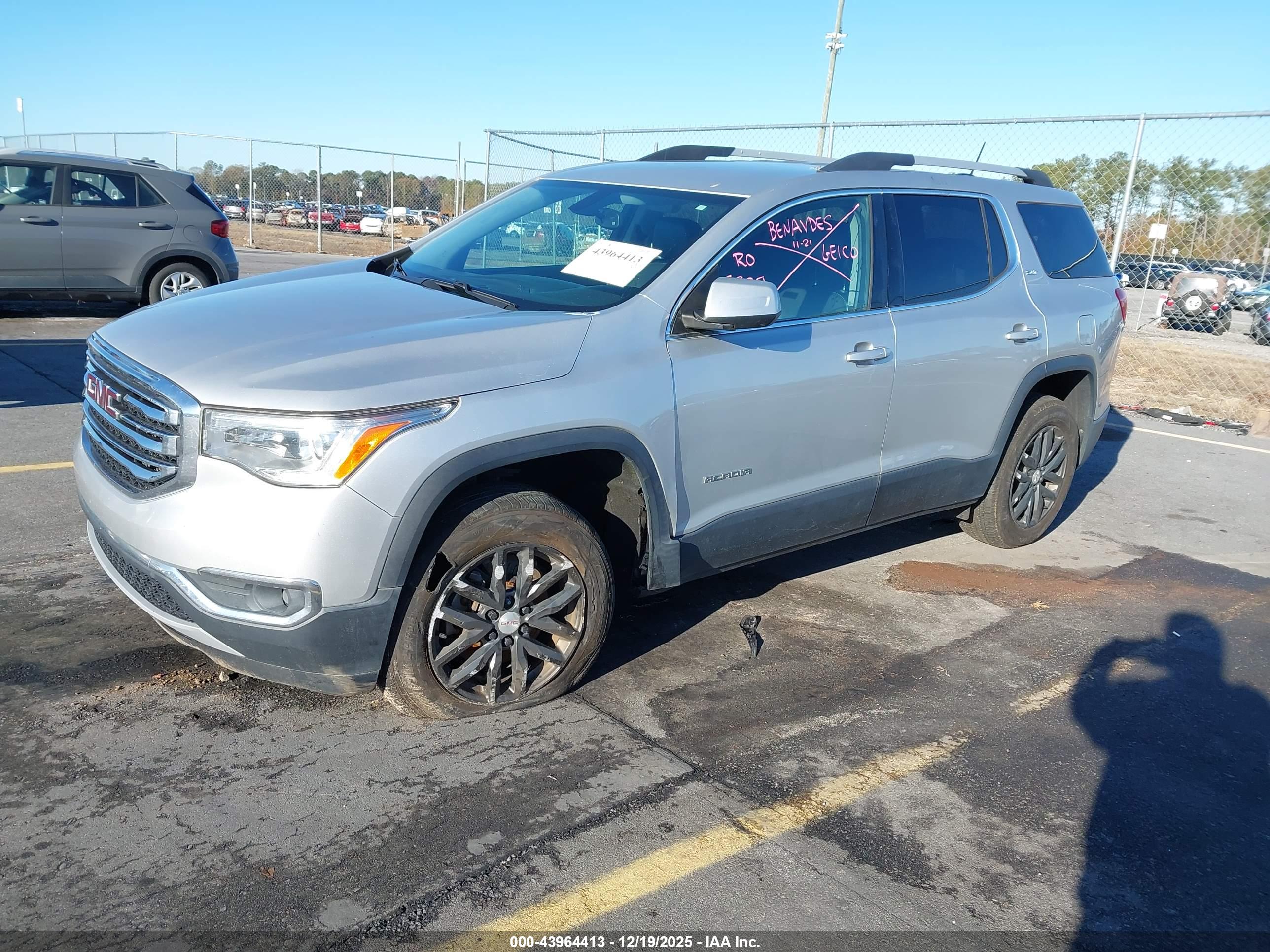 GMC ACADIA image 2
