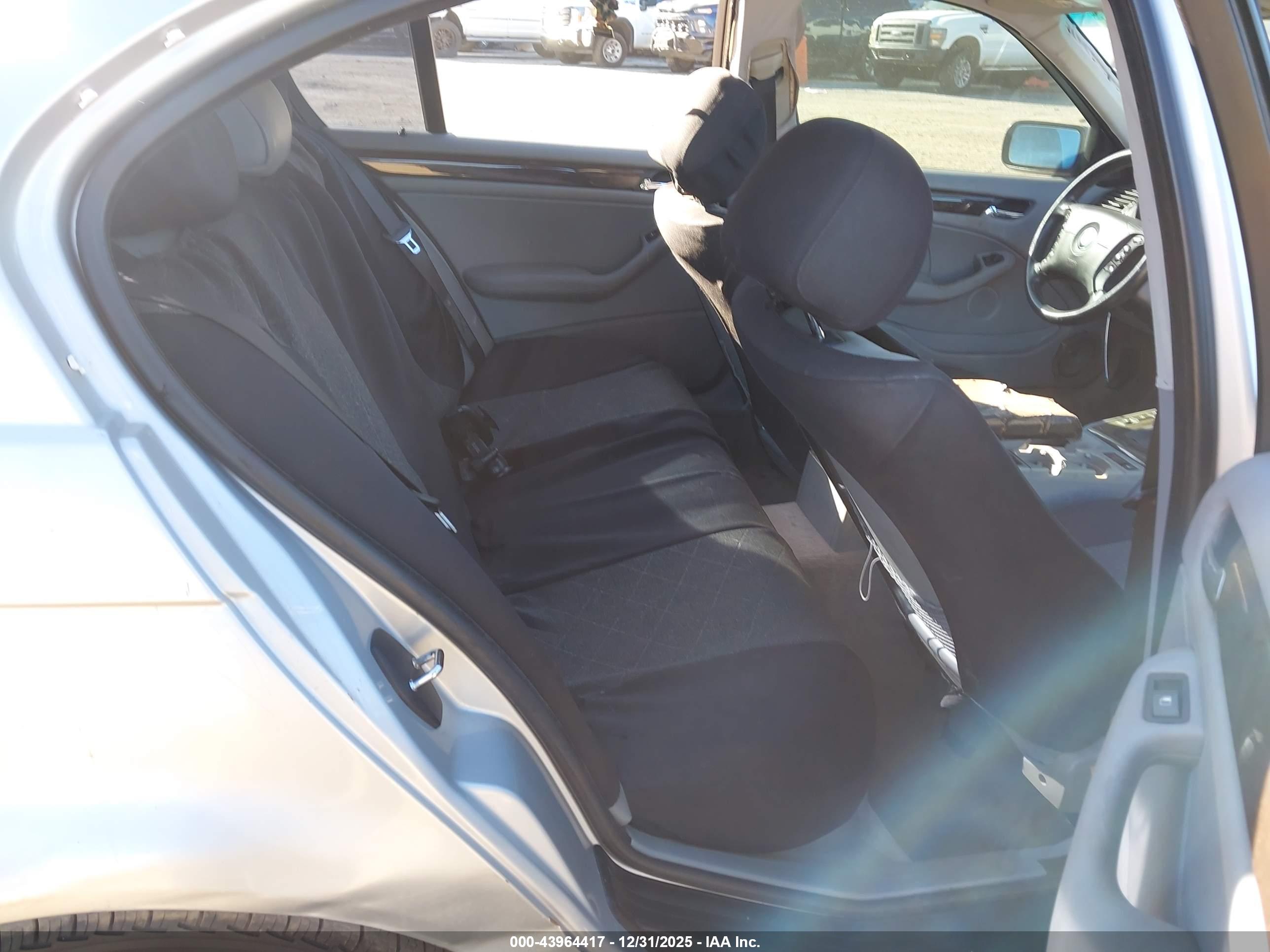 BMW 325I image 8