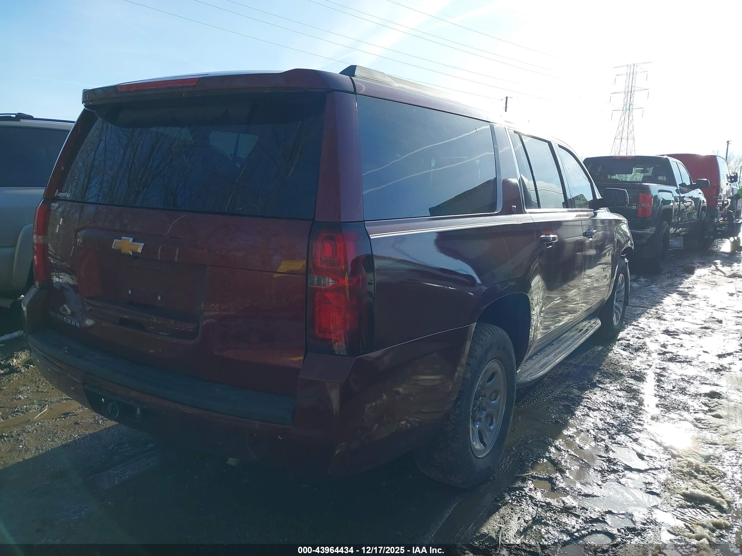 CHEVROLET SUBURBAN image 4