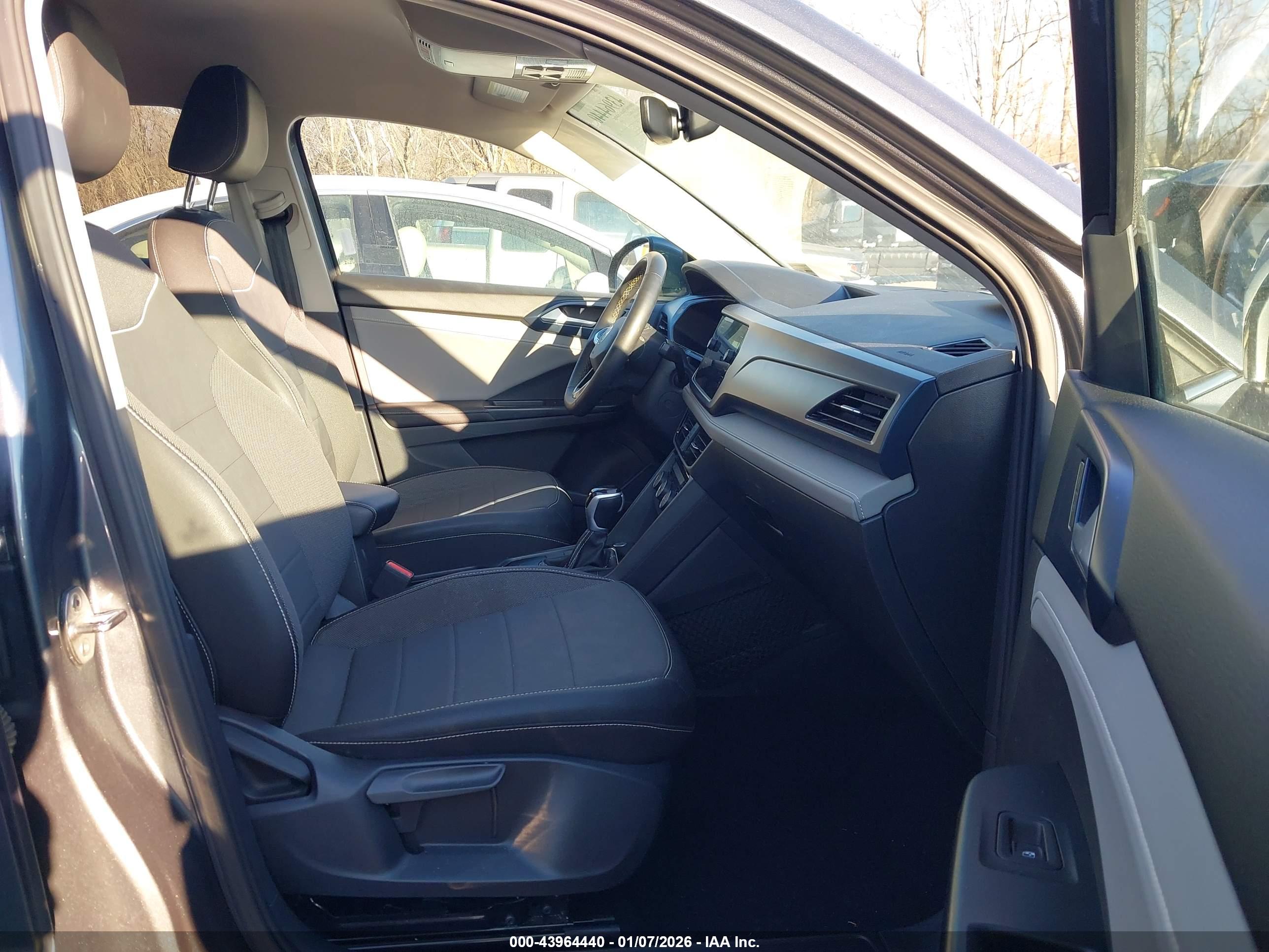 VOLKSWAGEN TAOS image 5