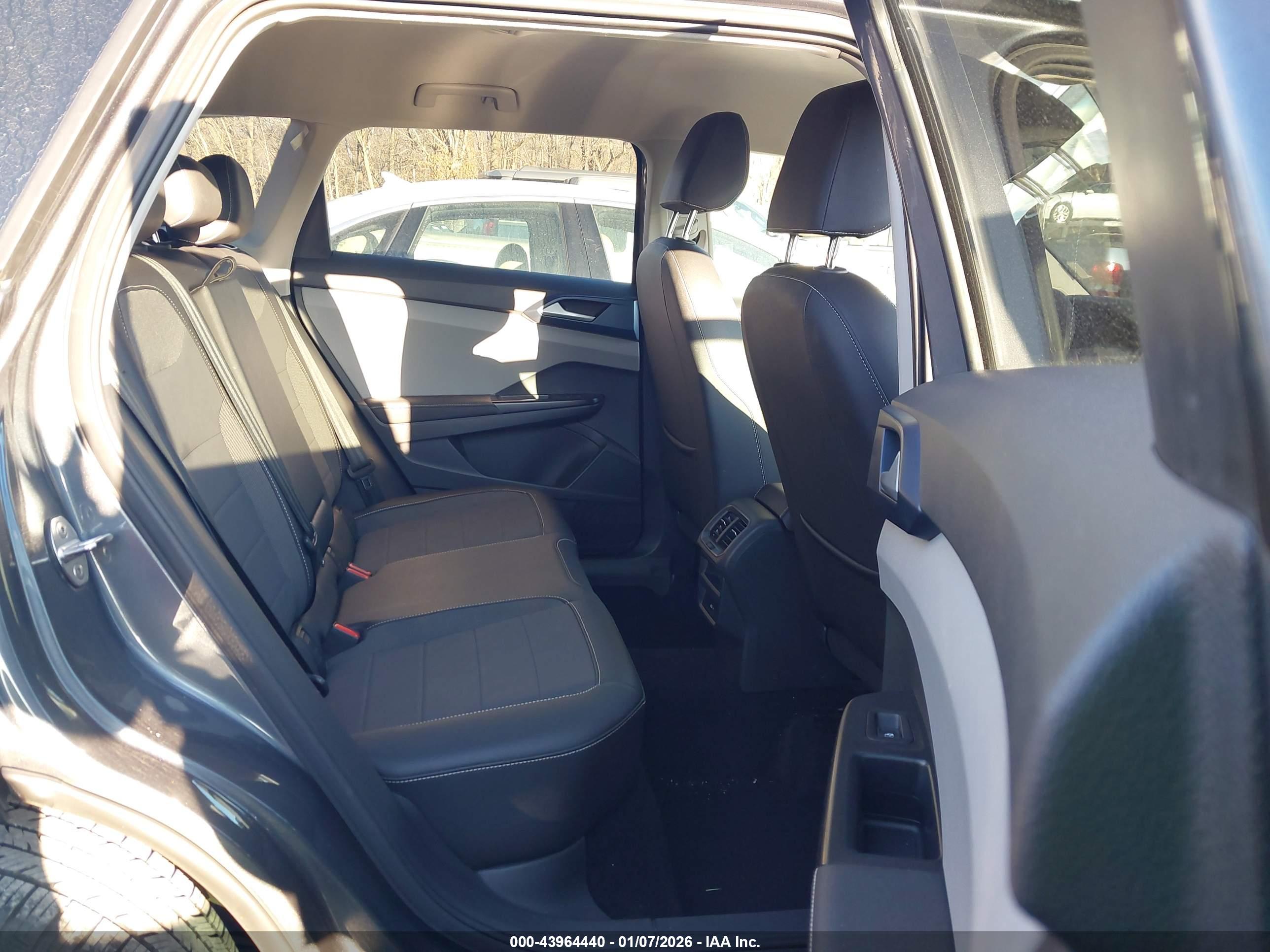 VOLKSWAGEN TAOS image 8