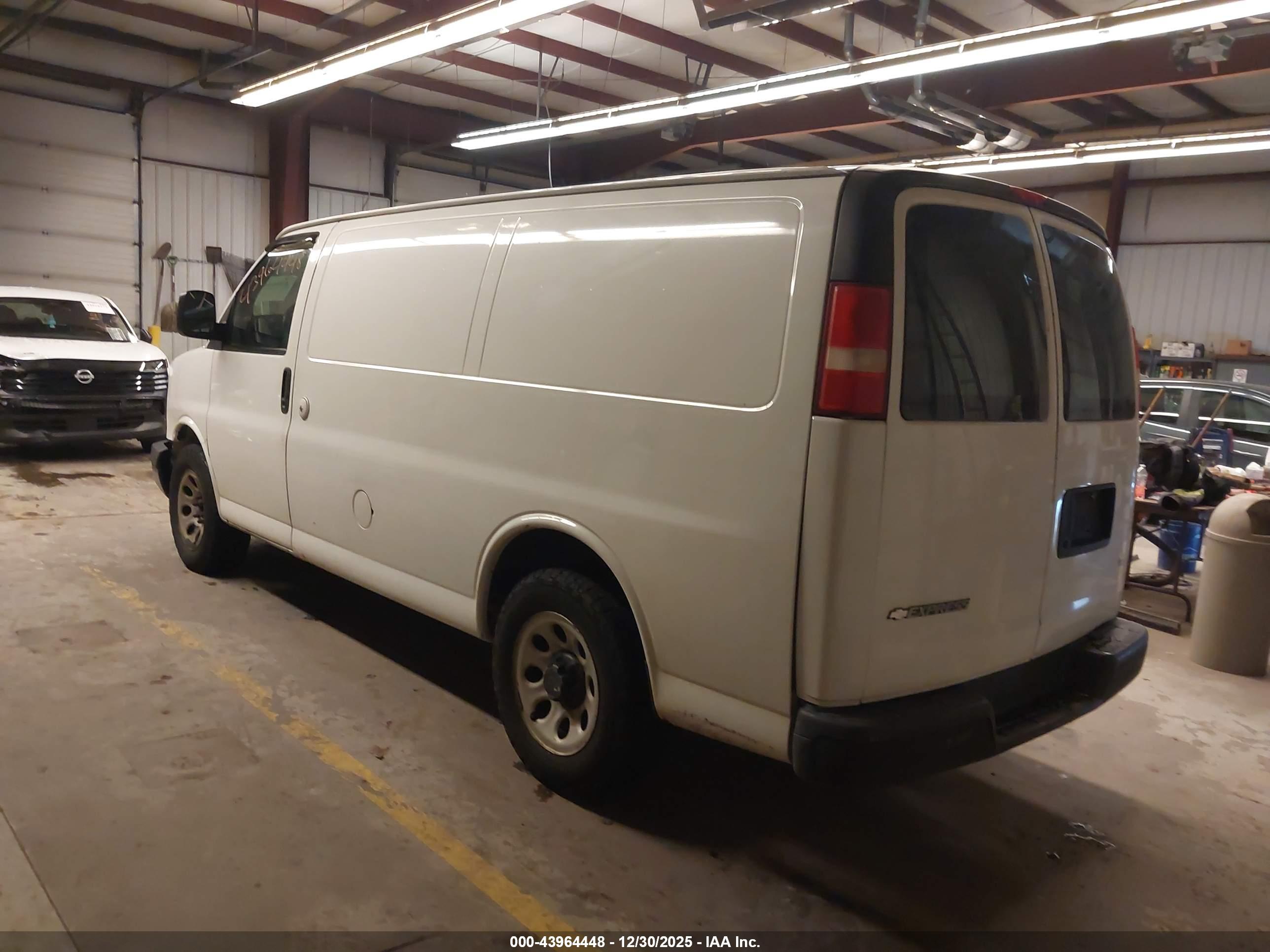 CHEVROLET EXPRESS image 3
