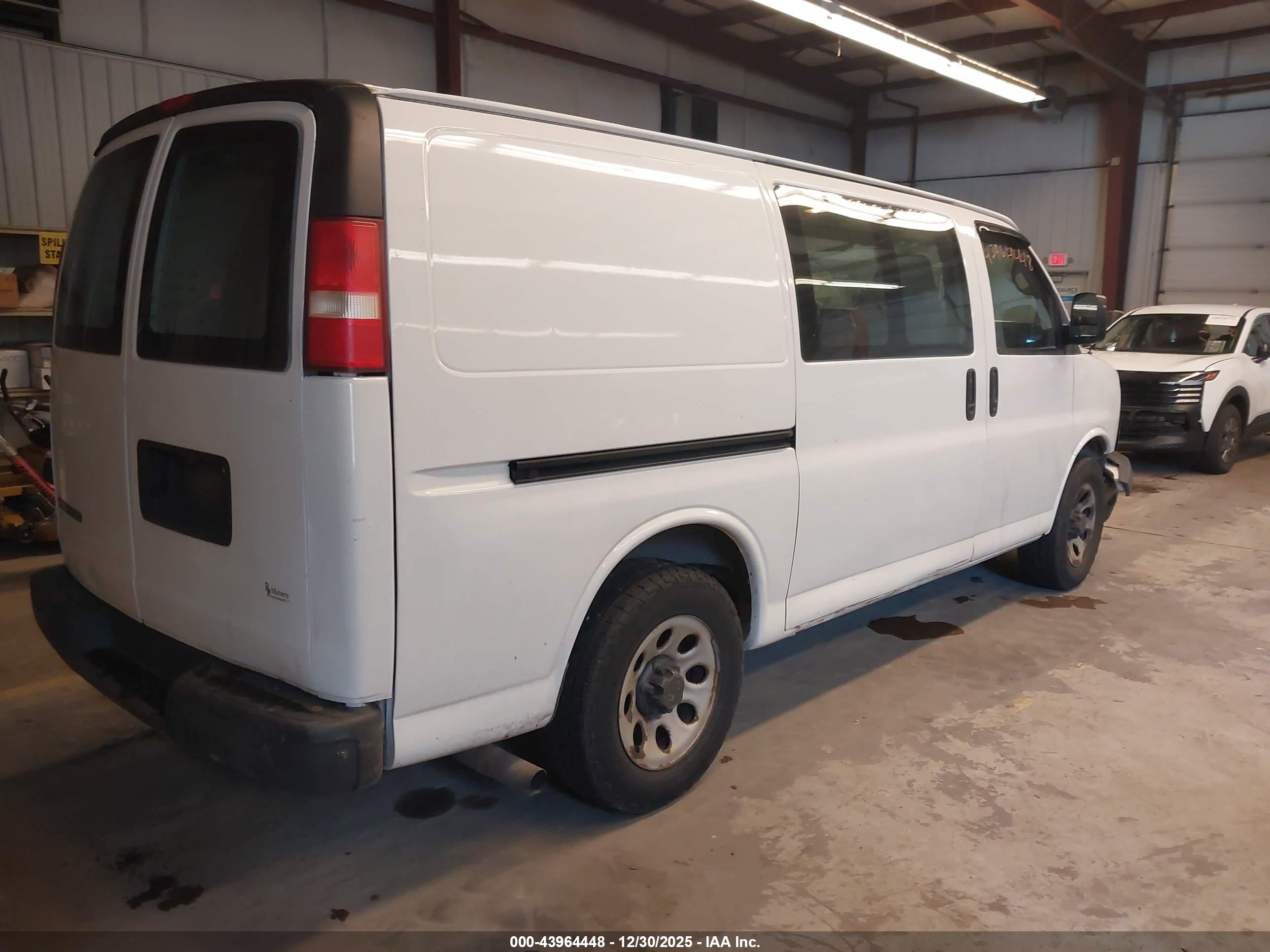 CHEVROLET EXPRESS image 4